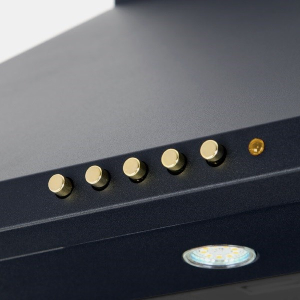 Zbliżenie czarnego okapu. Ma złote przyciski i małe światło. Tło jest białe.