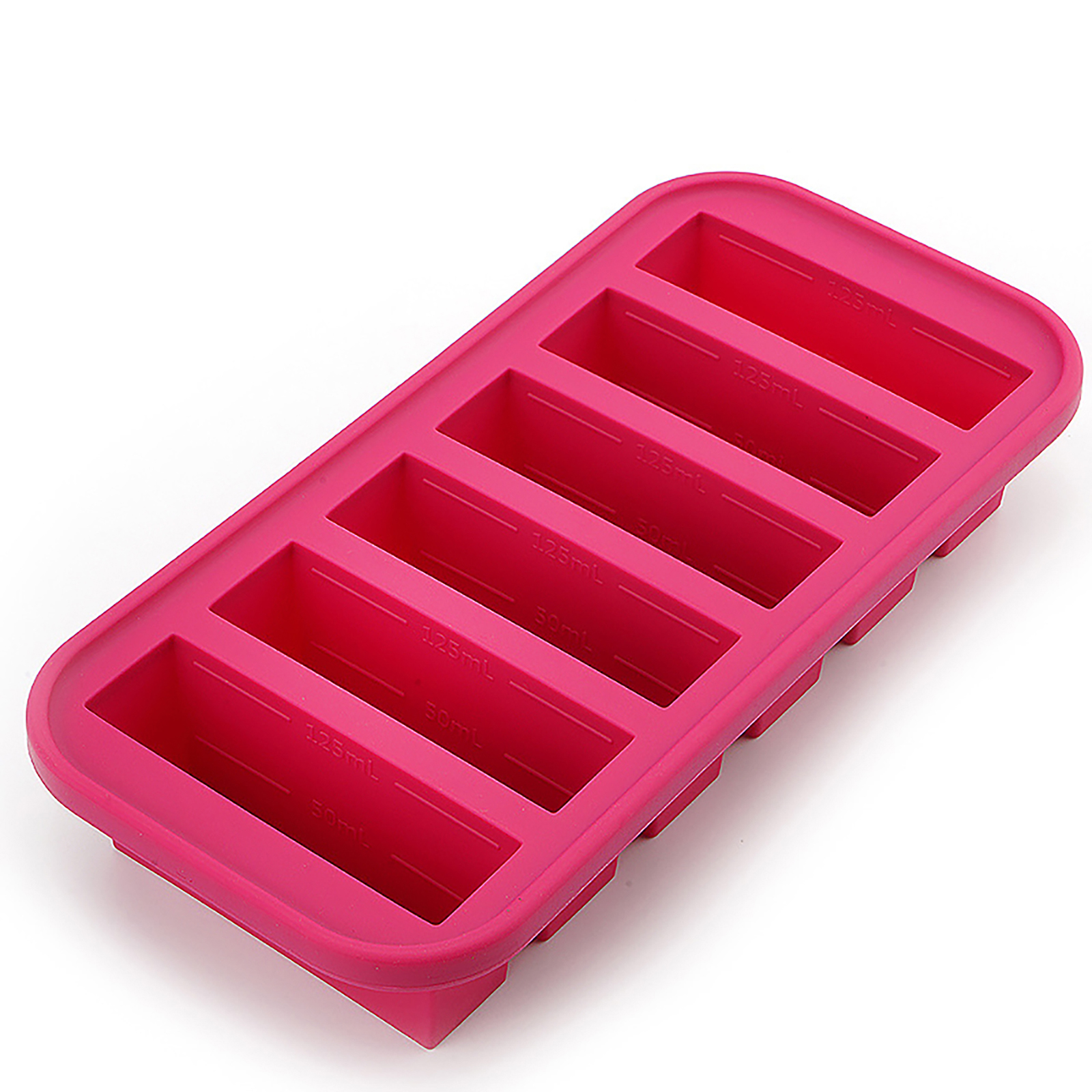 Ein rosa rechteckiges Eiswürfelschalen mit sechs Fächern ist sichtbar. Jedes hat Volumenmarkierungen. Die Schale liegt auf einer weißen Oberfläche.