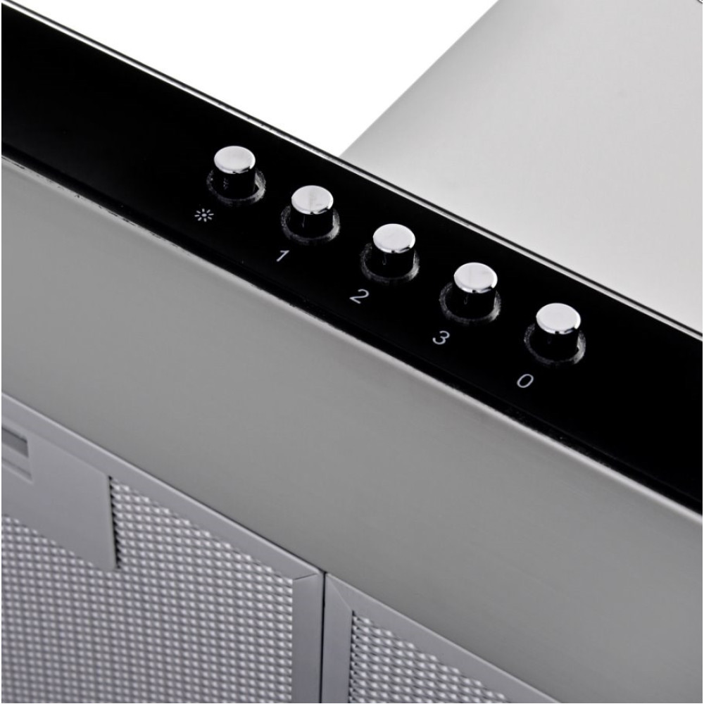 Zbliżenie panelu sterowania okapu. Posiada srebrne przyciski z numerami i symbolem światła. Panel jest czarny.