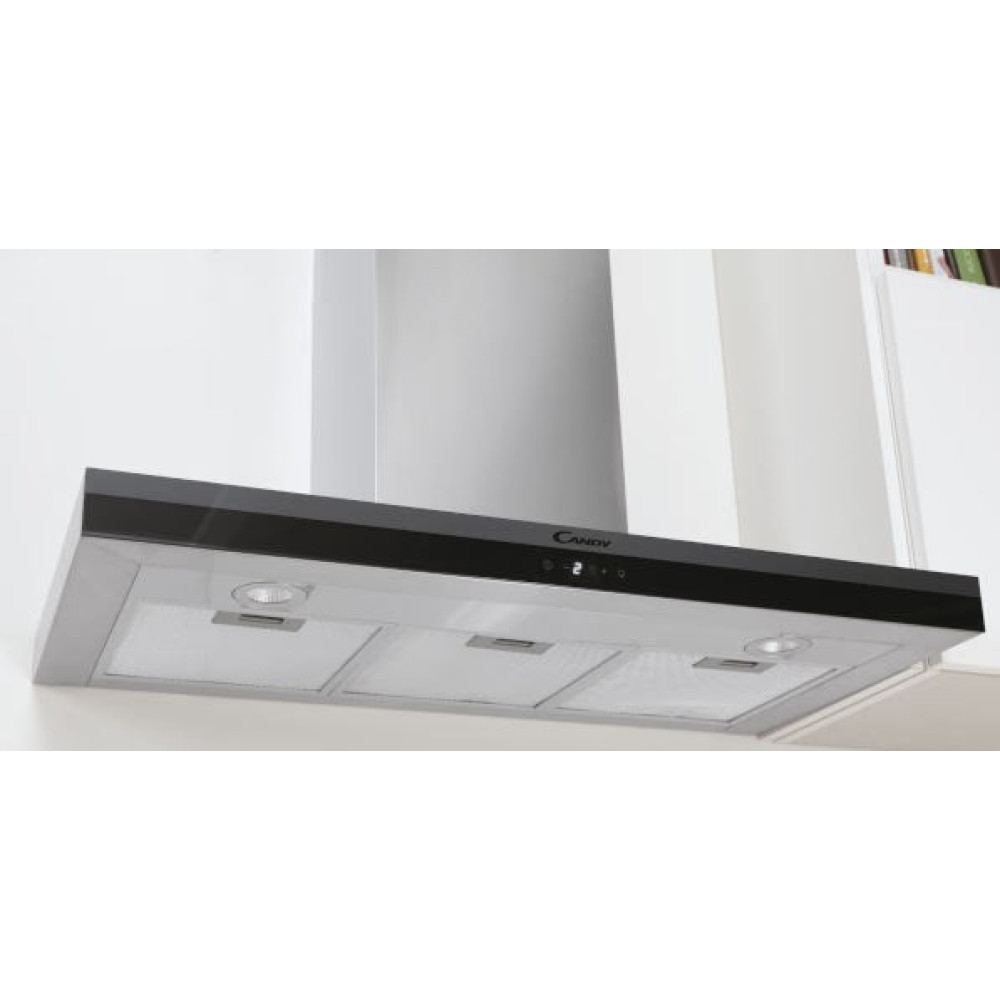 Nowoczesny okap kuchenny ze stali nierdzewnej. Ma trzy filtry i czarny panel sterowania z marką 'Candy'.