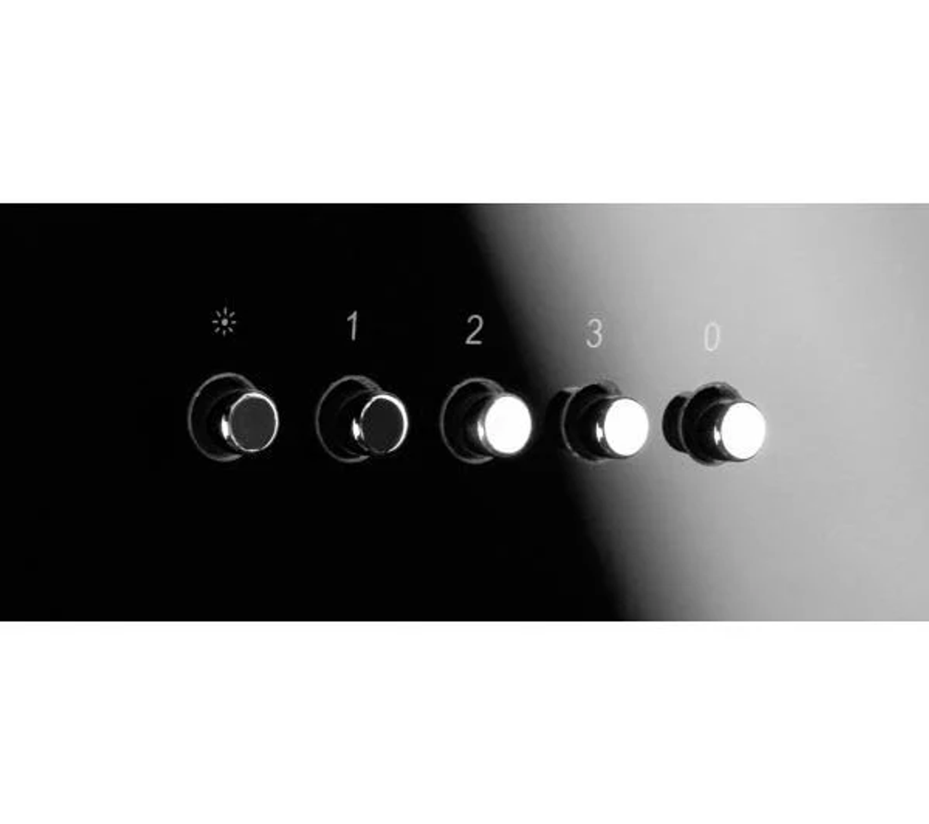 Czarna powierzchnia z pięcioma pokrętłami kontrolnymi oznaczonymi symbolami i numerami: *, 1, 2, 3, 0. Pokrętła są srebrne i białe.