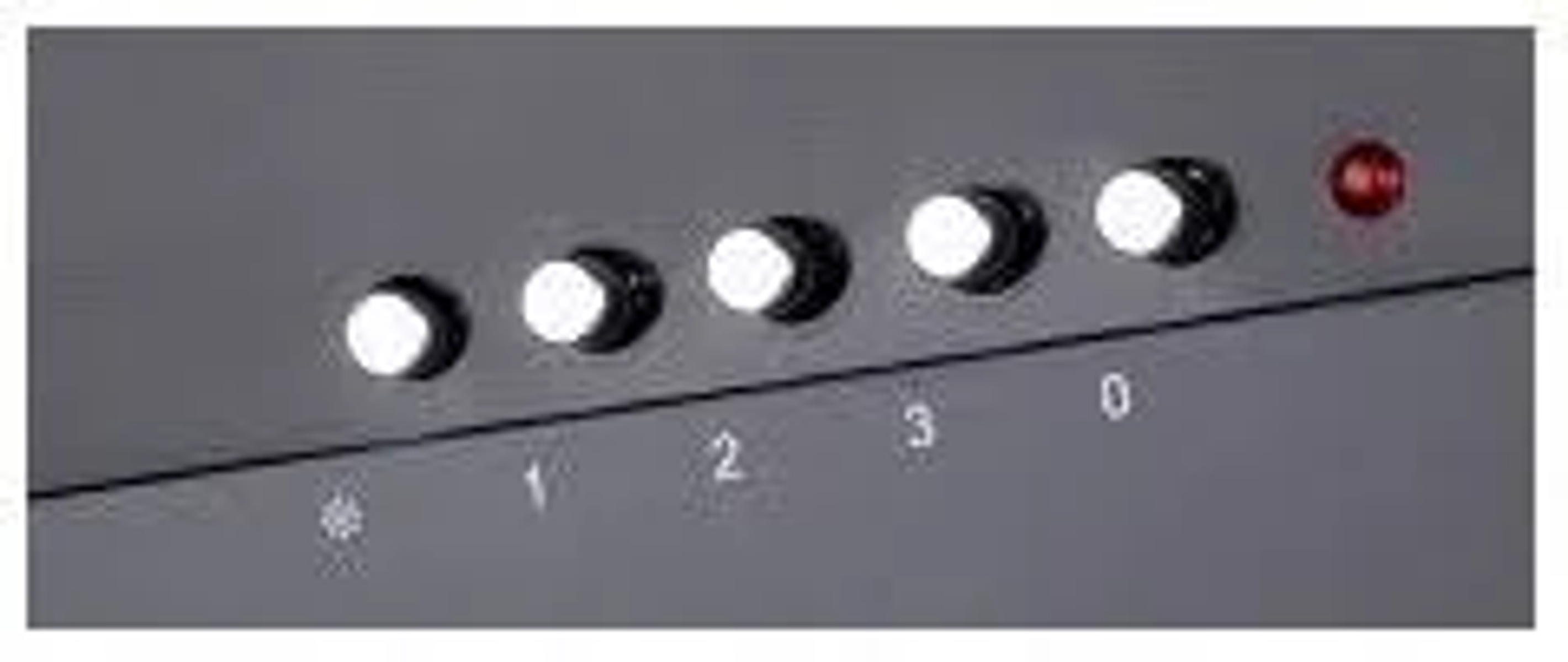 Zbliżenie ciemnoszarego panelu sterowania z sześcioma białymi, podświetlonymi przyciskami i czerwonym światłem. Widoczne numery 1, 2, 3 i 0.