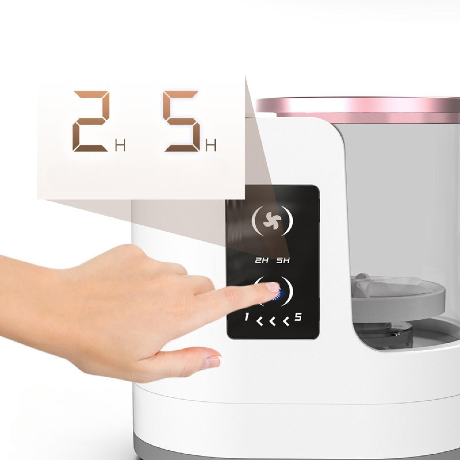 Eine Hand drückt auf eine Taste eines Geräts. Das Display zeigt '2.5H'. Das Gerät hat einen rosa Deckel und eine schwarze Steuerung.