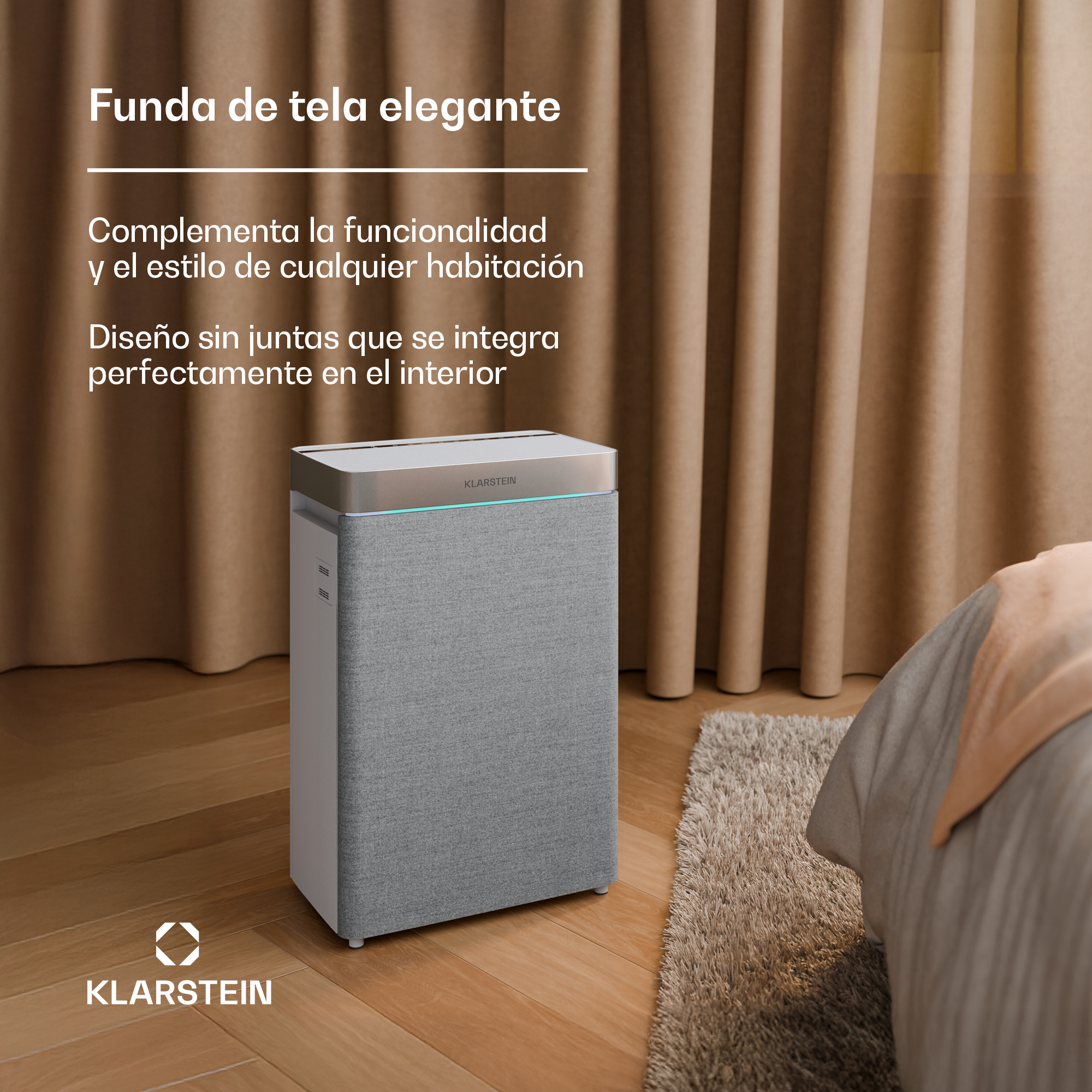Un purificatore d'aria grigio con una copertura in tessuto si trova in una stanza. Tende marroni e letto sullo sfondo.