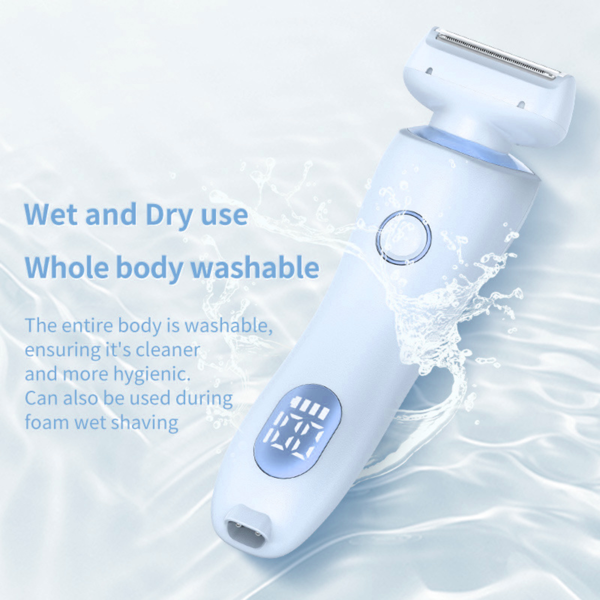 Ein weißer Elektrorasierer mit Digitalanzeige wird mit Wasserspritzern gezeigt. Text sagt "Nass- und Trockengebrauch, Ganzkörper waschbar".