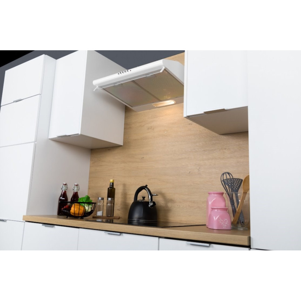 Nowoczesna kuchnia z białymi szafkami, drewnianym blatem, czarnym czajnikiem, różowymi słoikami i okapem.