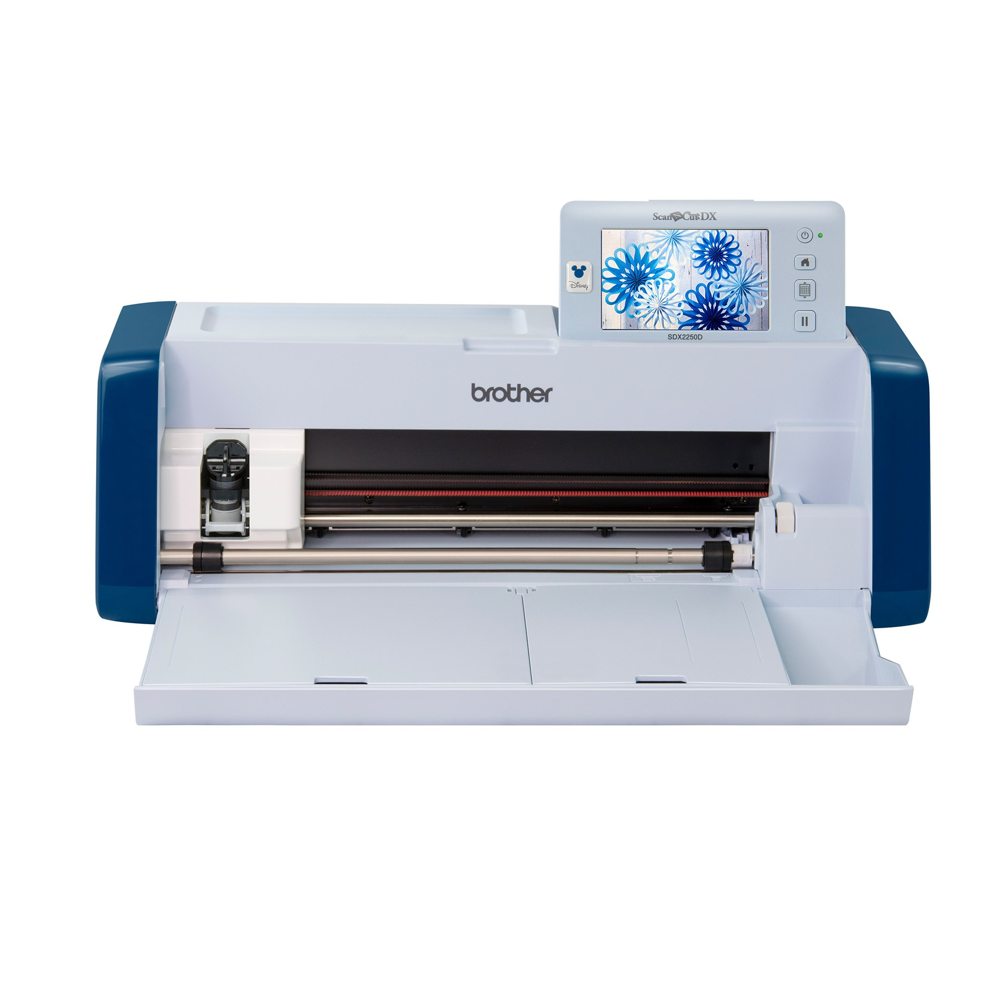 Brother ScanNCut DX Maschine. Weiß und blau, Bildschirm zeigt Blumendesign. Schublade offen, einsatzbereit.