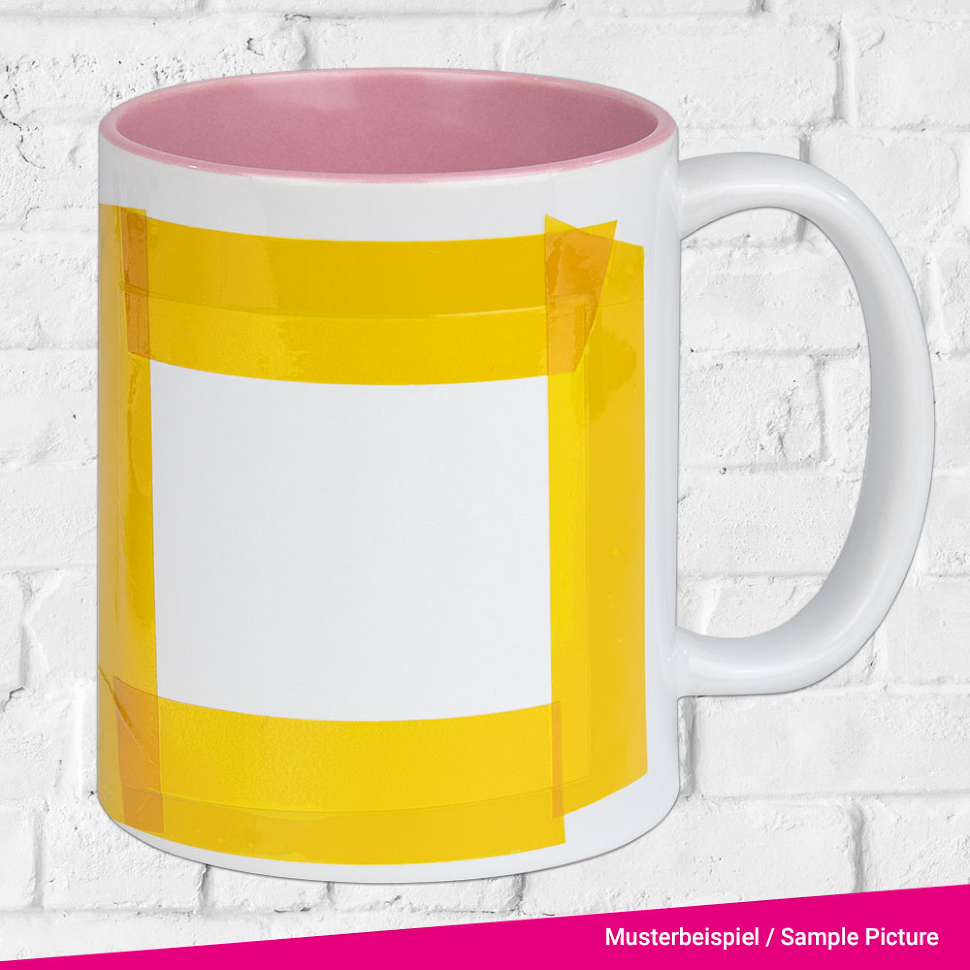 Weißer Becher mit rosa Innenraum, mit gelbem Klebeband bedeckt und einem Hintergrund aus weißen Ziegeln.