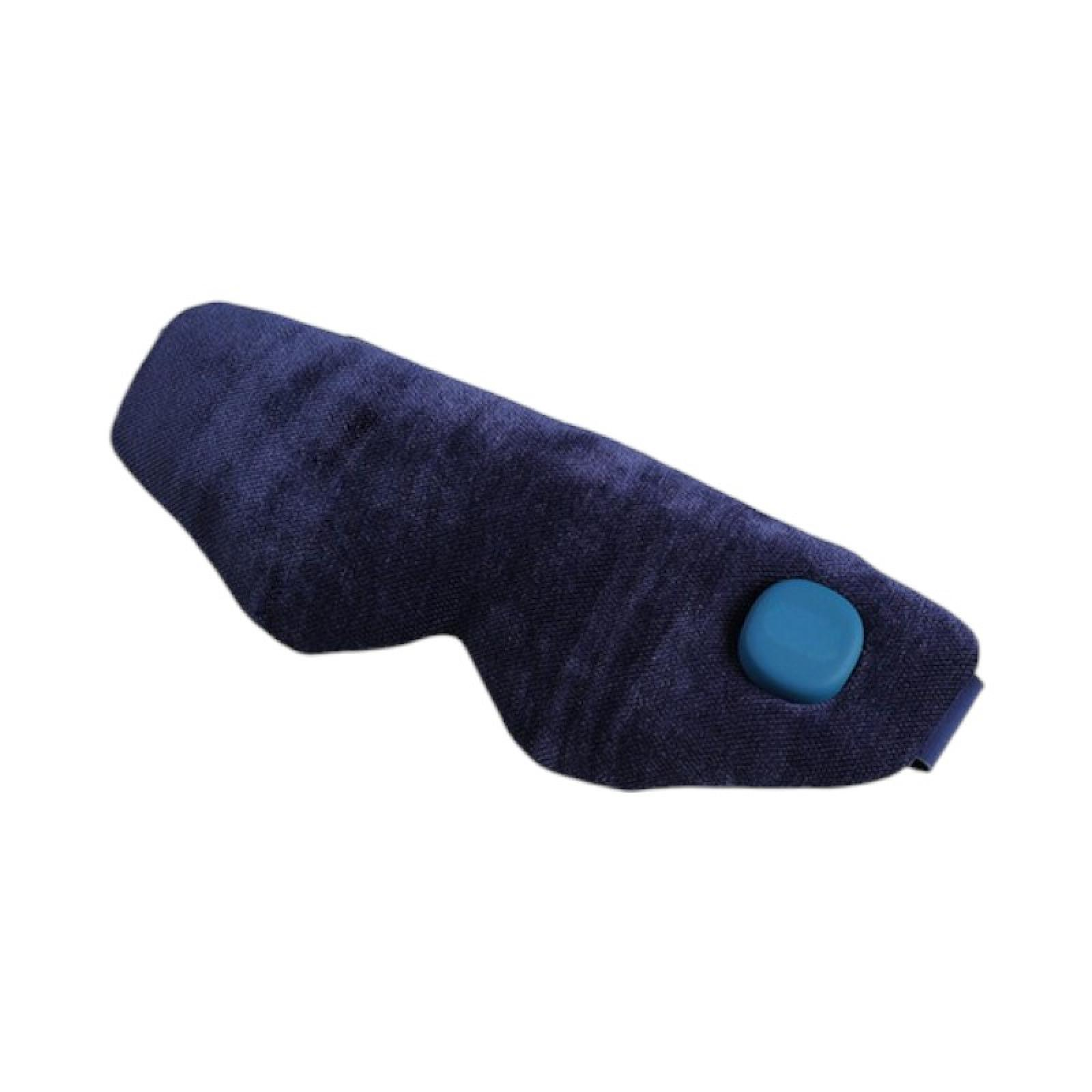Eine dunkelblaue Schlafmaske mit einem hellblauen Knopf. Sie befindet sich auf weißem Hintergrund.