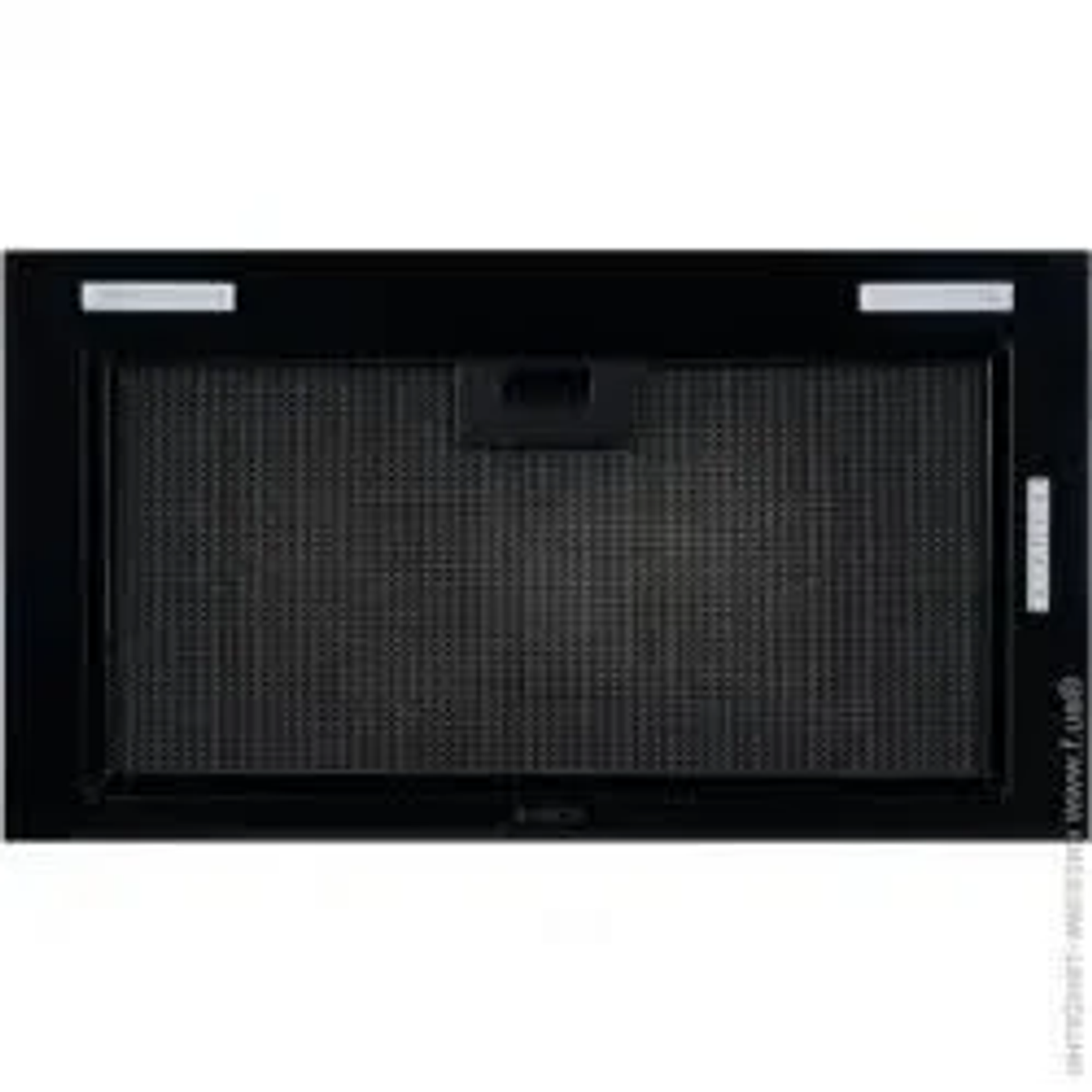 Czarny okap kuchenny. Ma prostokątny kształt z filtrem siatkowym i uchwytem. Białe etykiety znajdują się na górze.