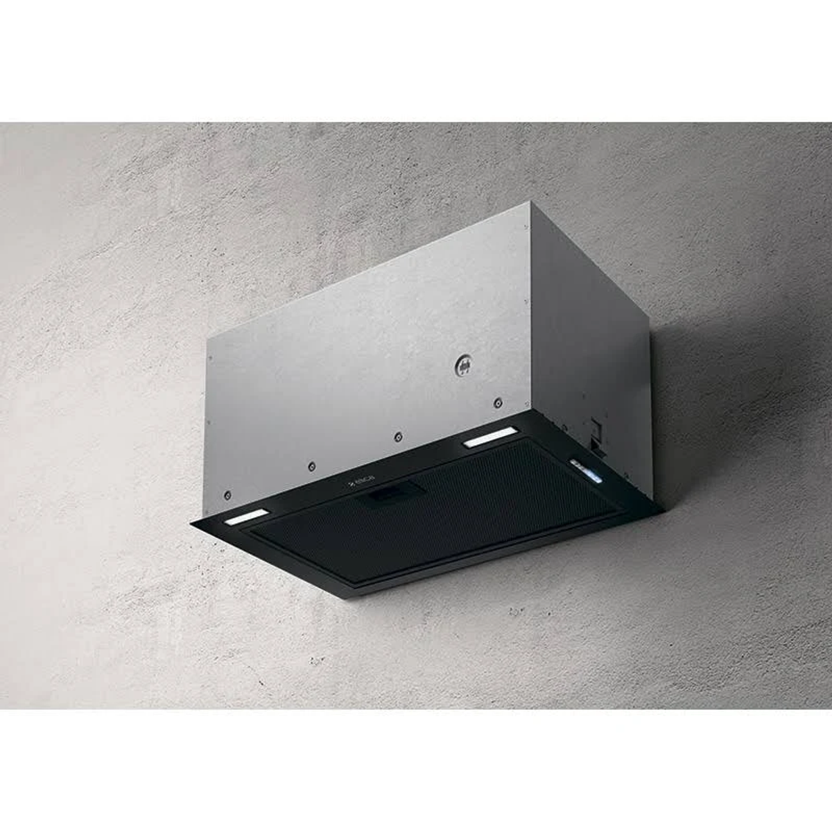 Nowoczesny okap kuchenny zamontowany na szarej ścianie. Jest prostokątny, srebrny i czarny, z światłami i wentylatorem.