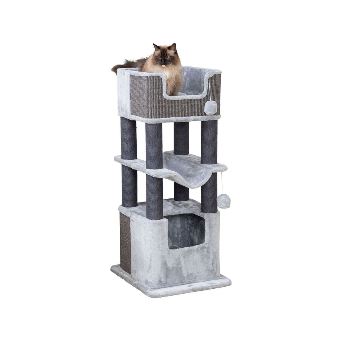 Eine Katze sitzt auf einem grauen Kratzbaum. Der Baum hat mehrere Ebenen und Kratzbäume. Ein hängendes Spielzeug ist sichtbar.