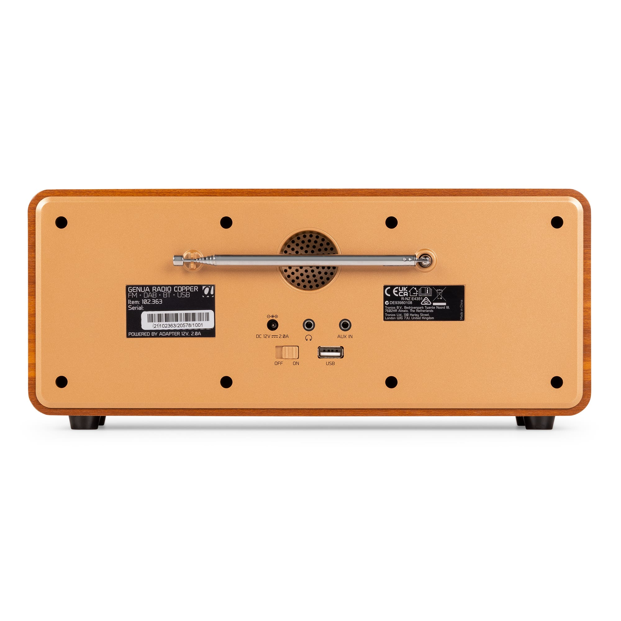 Radio de madera con etiquetas, puertos y antena. Tiene un interruptor de encendido/apagado, puertos USB y AUX. El fondo es blanco.