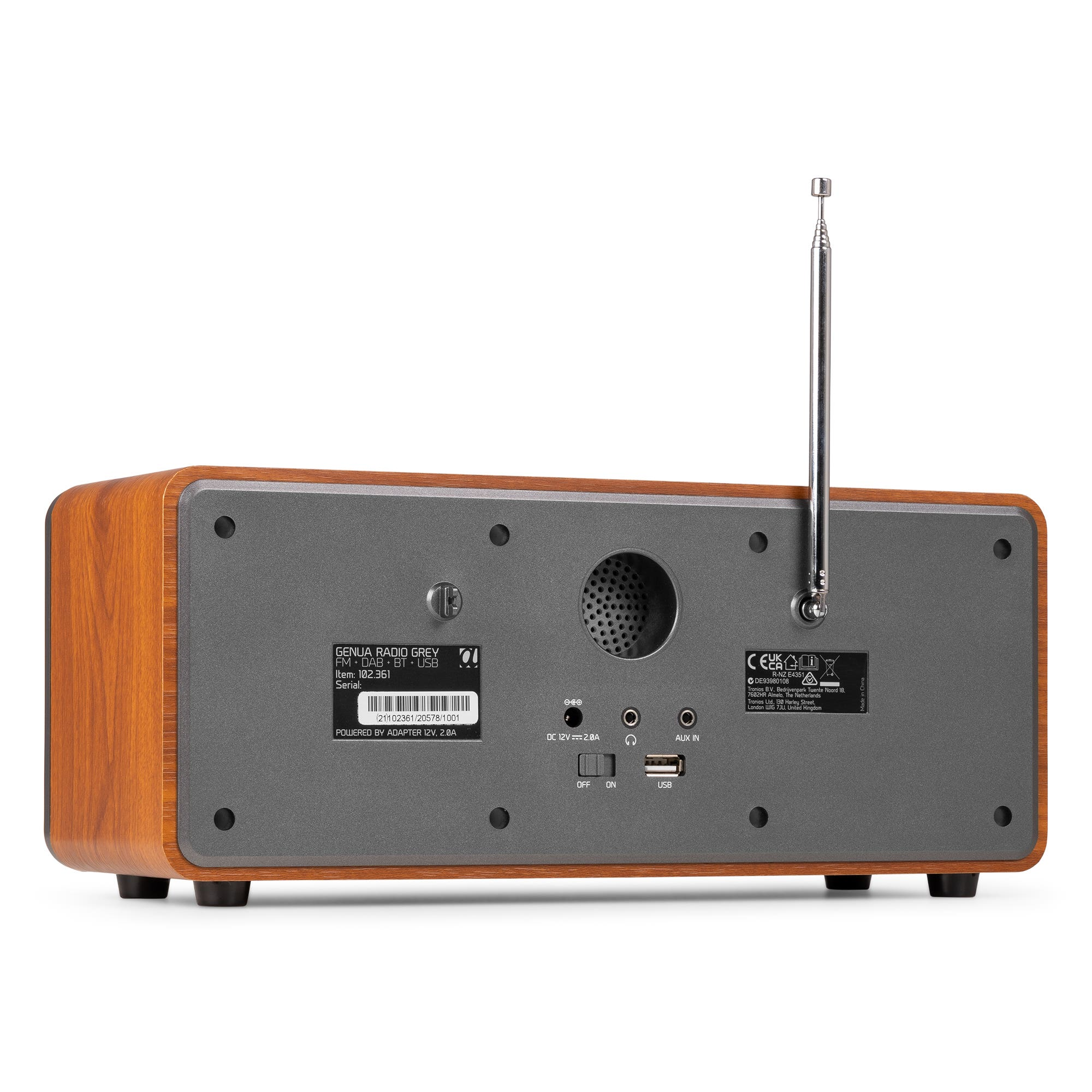 Una radio de madera con antena metálica. Tiene botones y puertos en la parte trasera, con etiquetas. Número de serie visible.