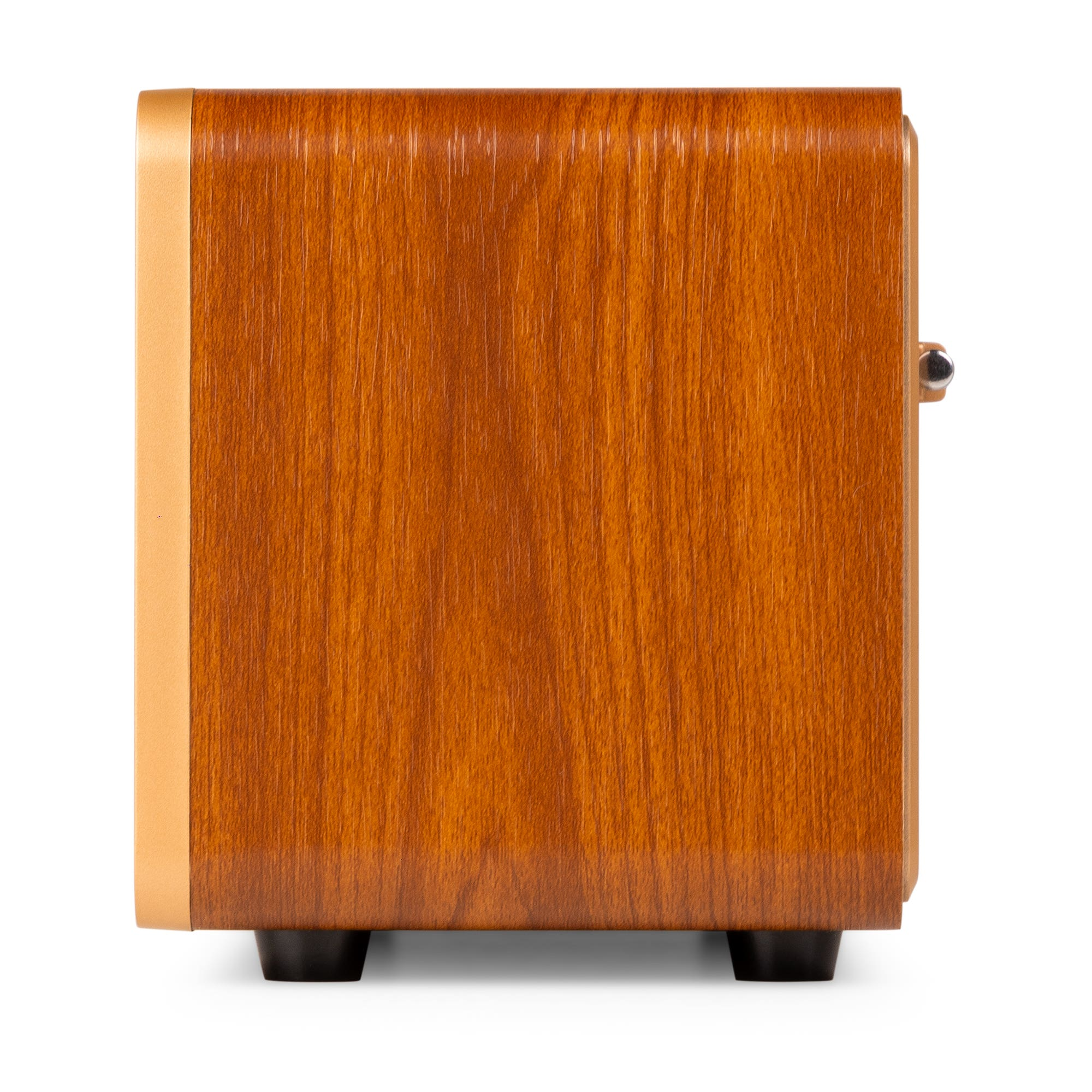 Vista lateral de una caja de madera. Tiene bordes dorados, vetas de madera marrón y patas negras. Se ve un pomo.
