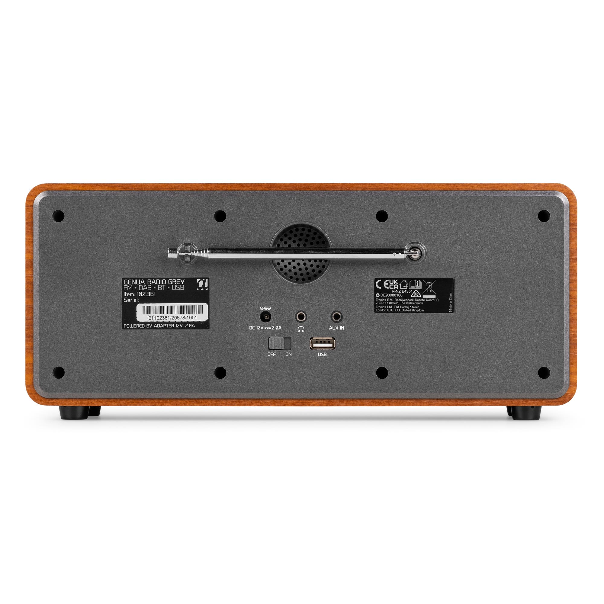 Vista trasera de una radio de madera con altavoz, antena y puertos de entrada/salida. Tiene etiquetas de texto y un interruptor.