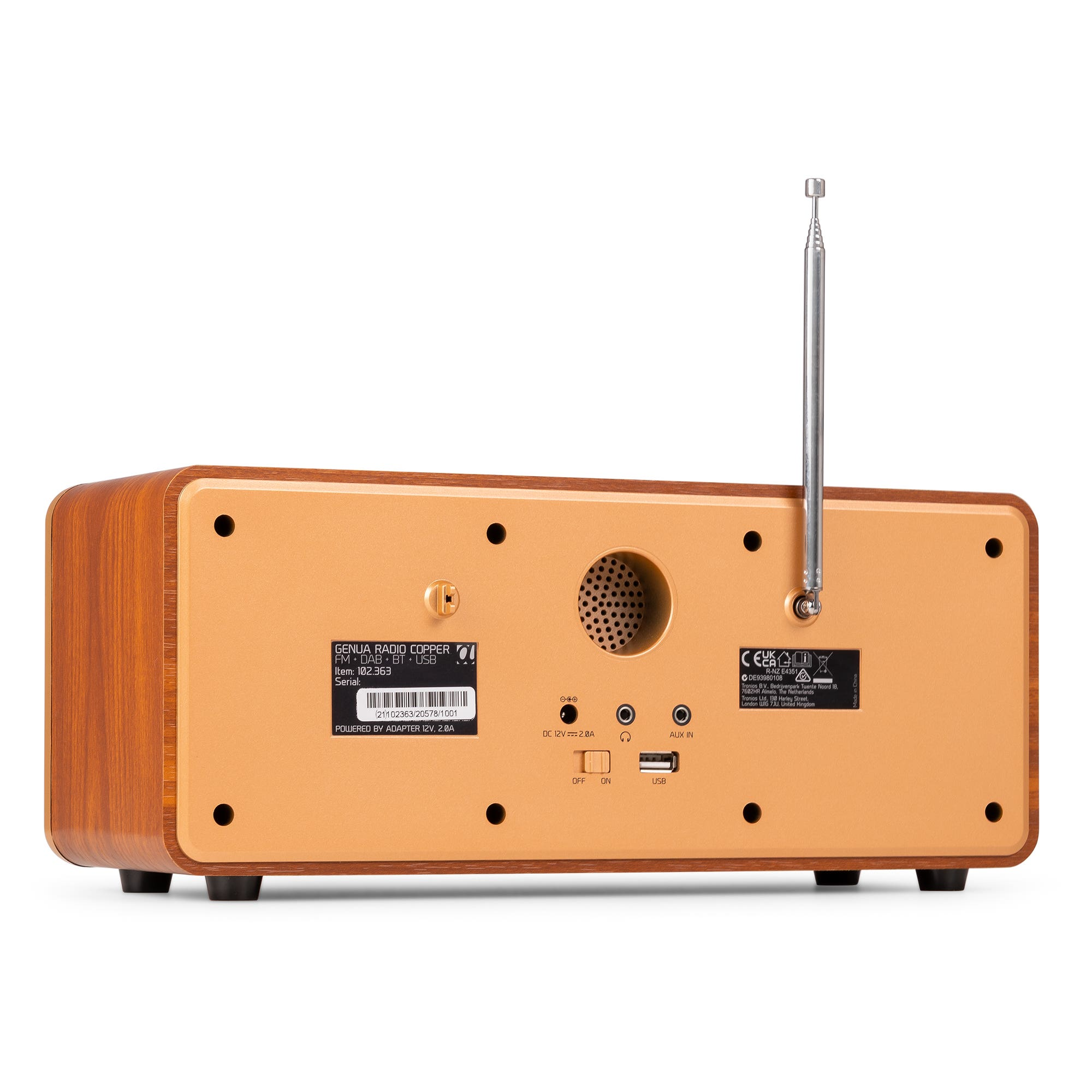 Una radio de madera con antena. Tiene botones y puertos de alimentación, aux y USB.