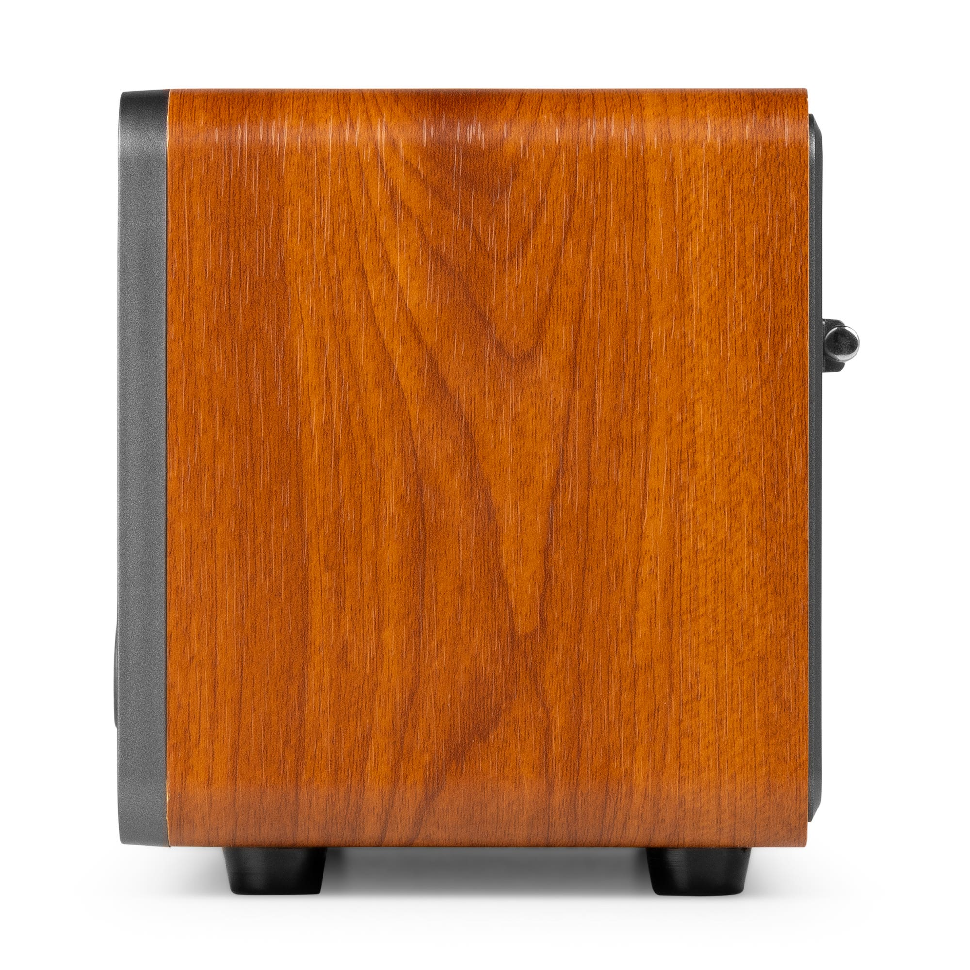 Vista lateral de una caja de altavoz de madera. Tiene un acabado de vetas de madera, lados negros y pies negros.