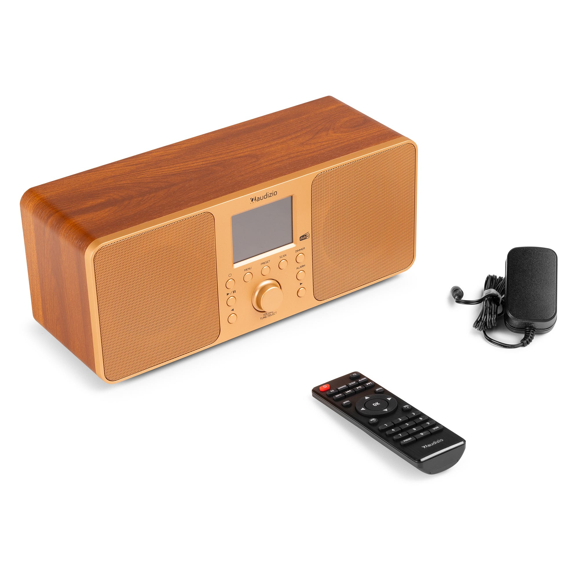 Una radio de madera con pantalla, mando a distancia y adaptador de corriente sobre superficie blanca.