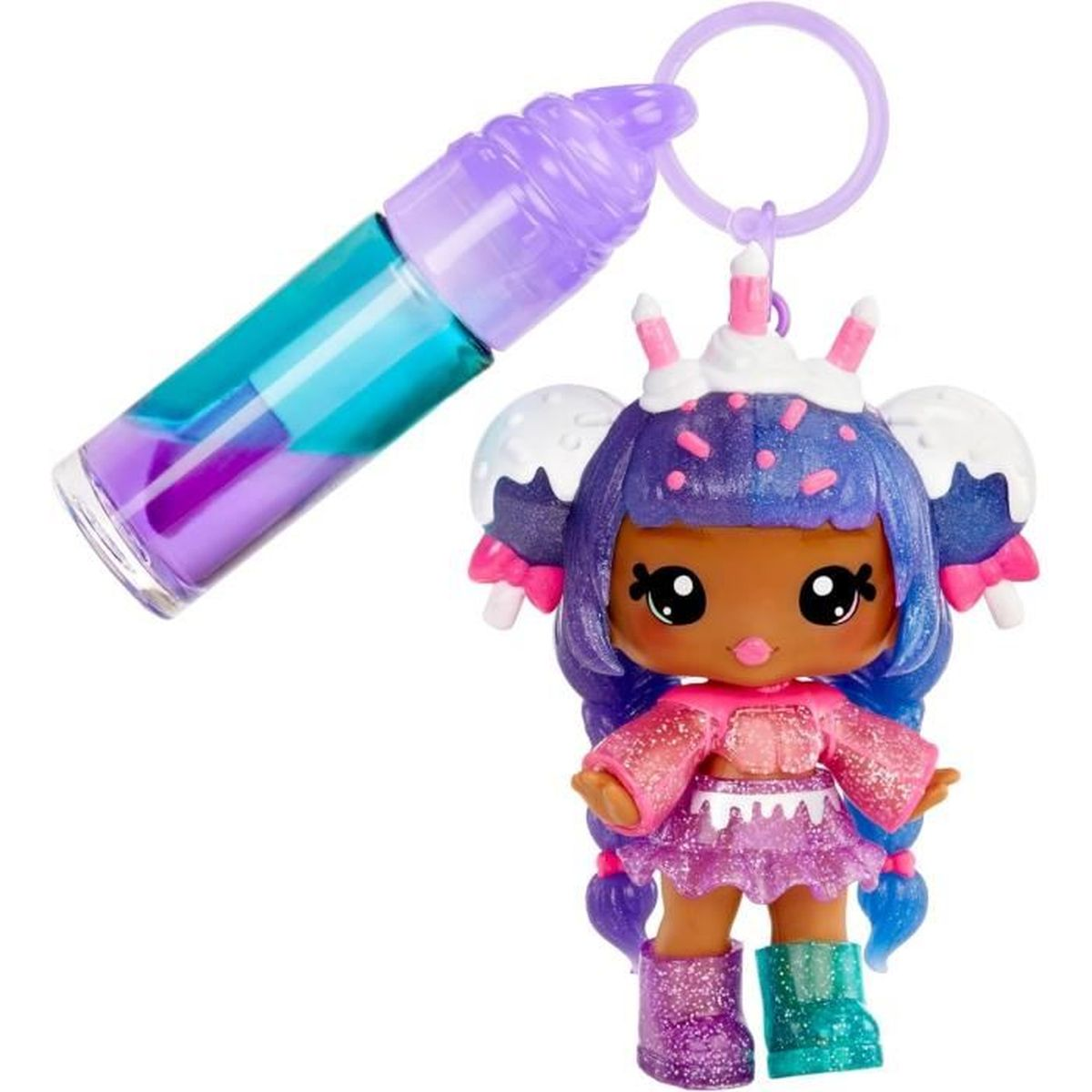 Eine Puppe mit lila Haaren, einem rosa Outfit und zweifarbigen Stiefeln. Daneben ein Lipgloss mit lila und blauen Farben, mit einem Schlüsselring.