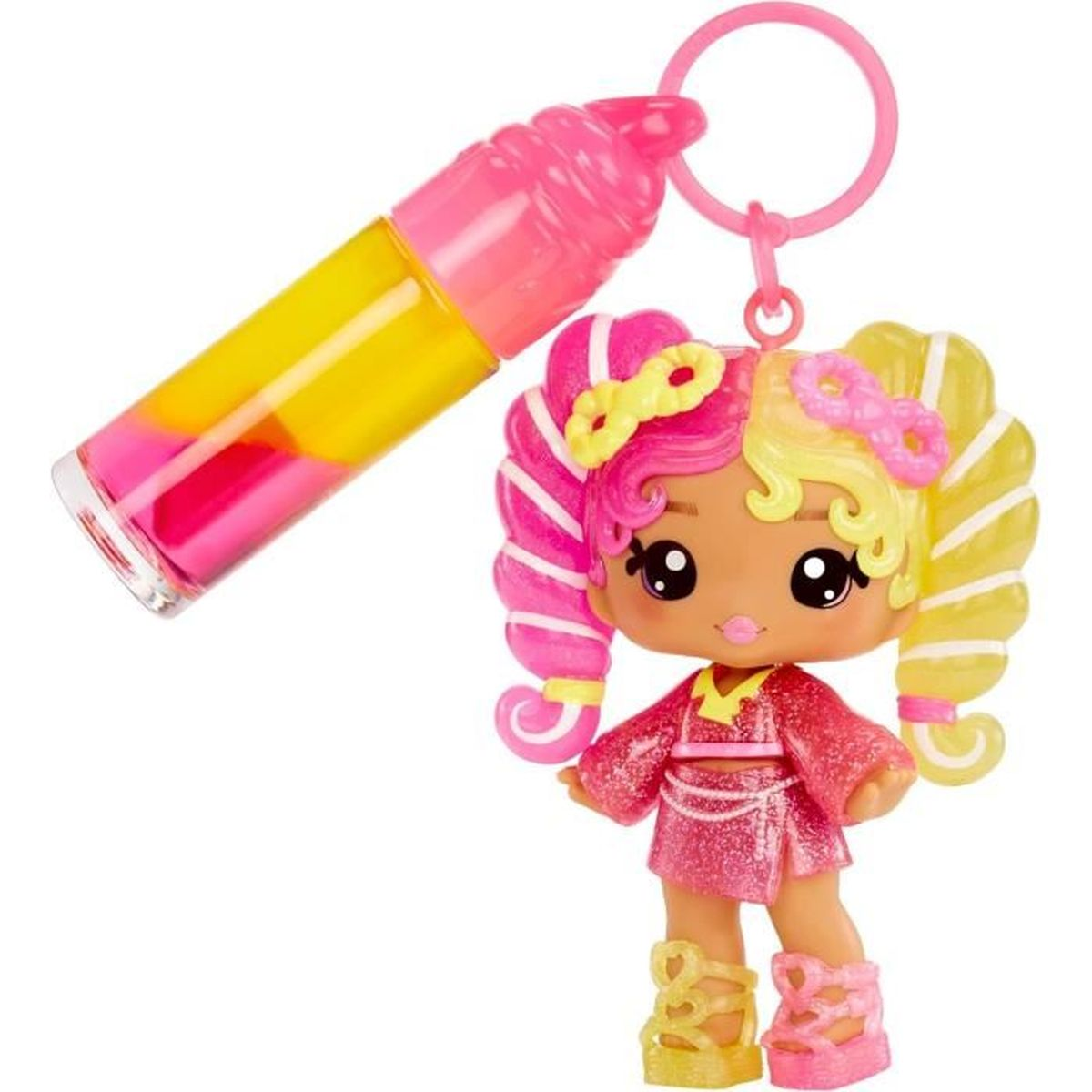 Eine Puppe mit rosa und gelbem Haar, die ein rosa Outfit trägt. Ein Lippenstift-Schlüsselanhänger befindet sich neben der Puppe. Der Hintergrund ist weiß.