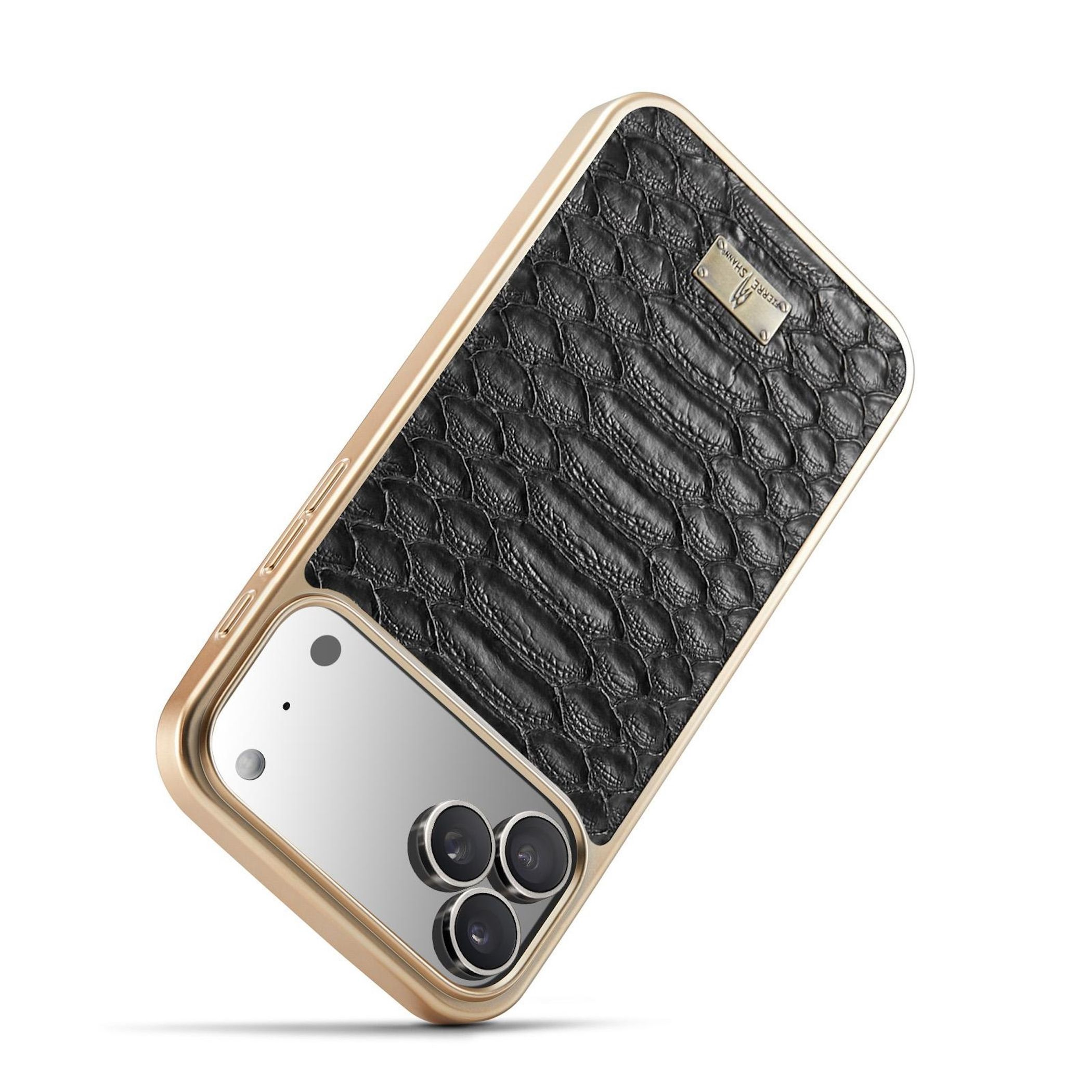 Eine goldene iPhone-Hülle mit schwarzem, strukturiertem Leder. Die Hülle hat drei Kameralinsen und eine silberne Rückseite.