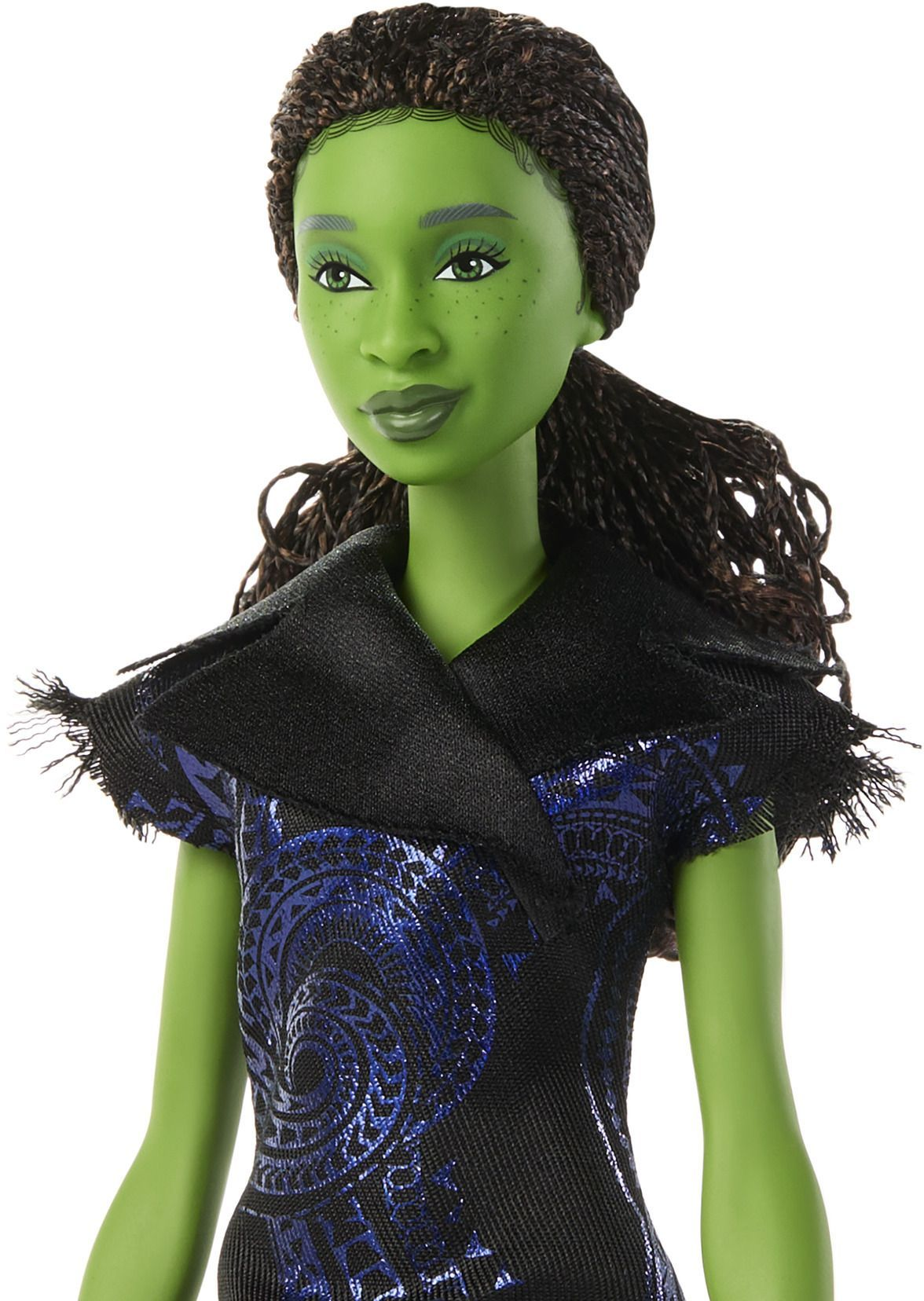 Una muñeca de piel verde con cabello castaño trenzado y un vestido negro y azul. La muñeca tiene labios y ojos verdes.