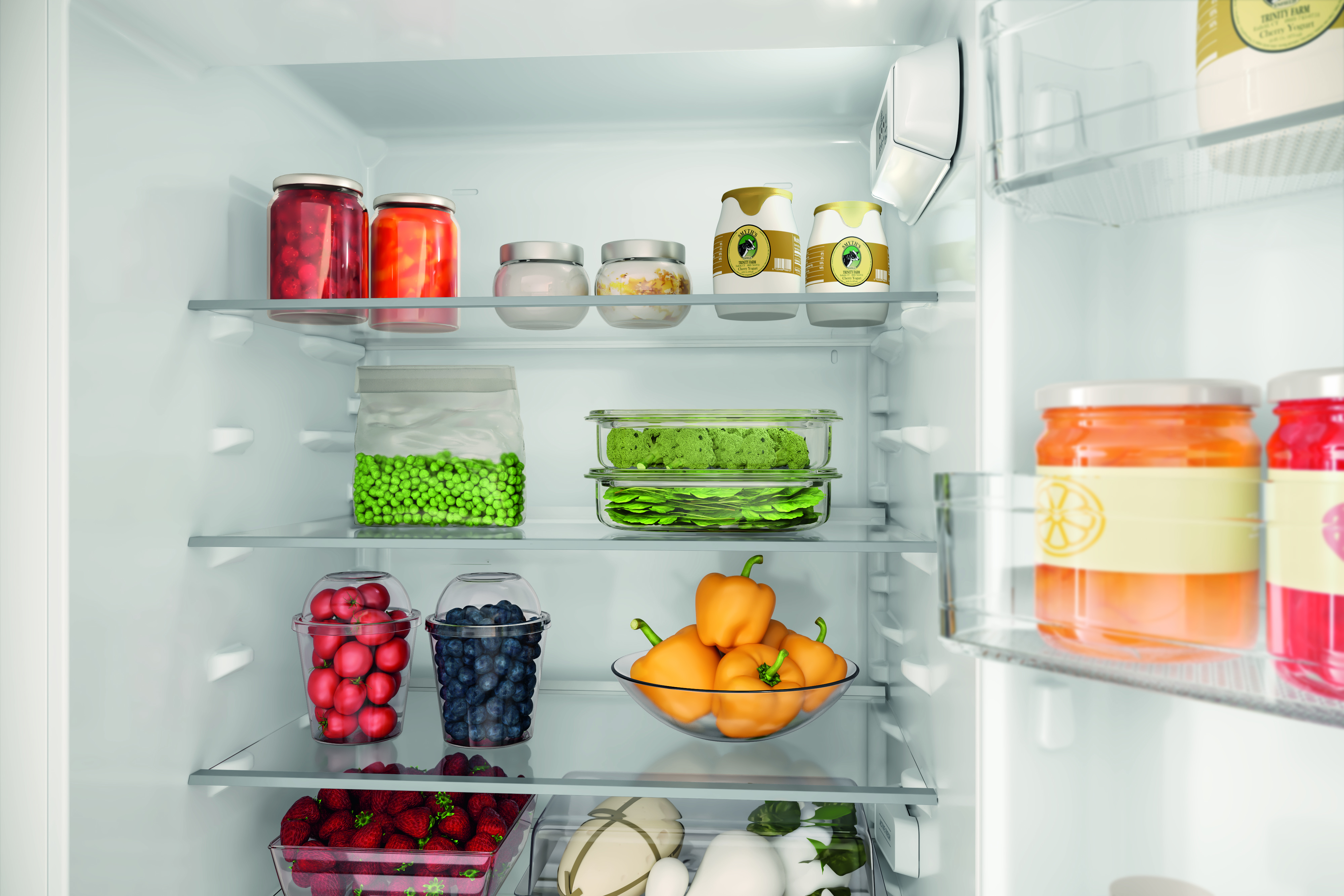 Interno frigorifero con barattoli, yogurt, frutta e verdura ordinati su scaffali.