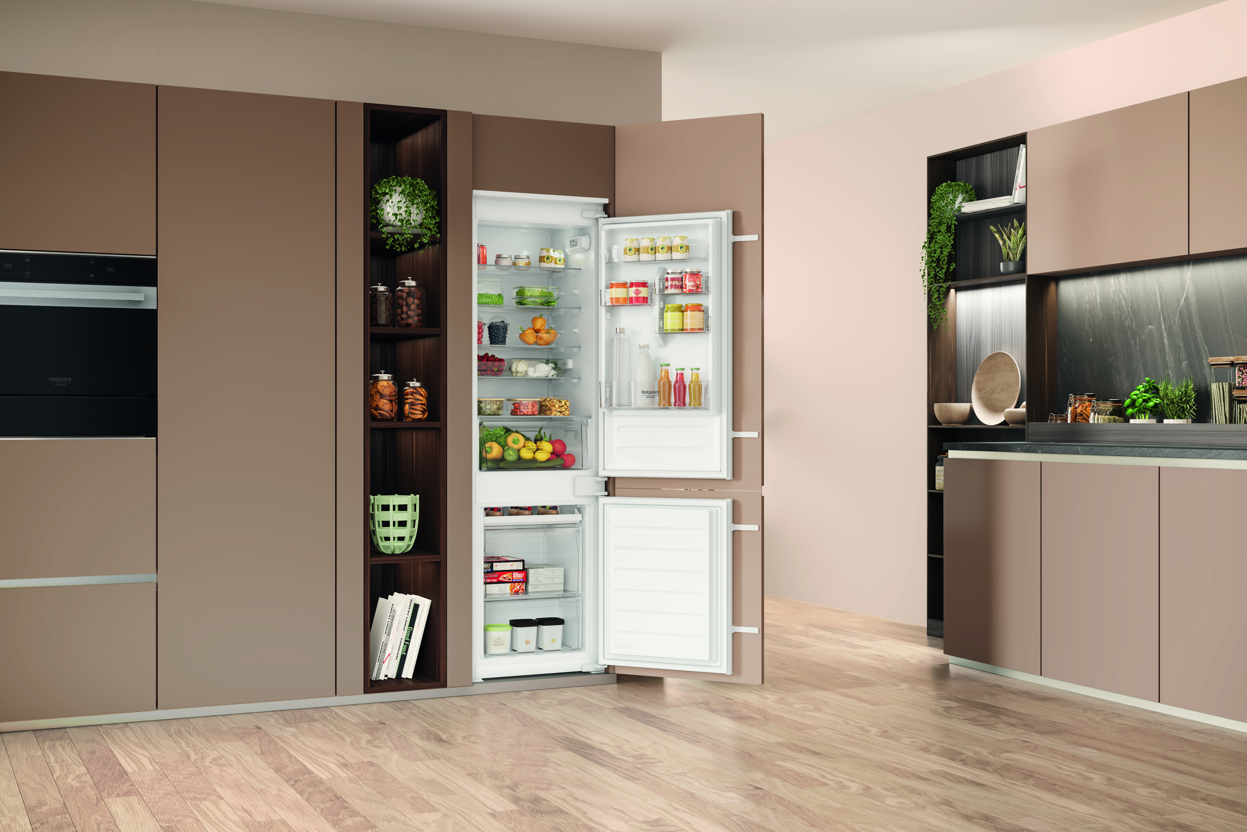 Cucina moderna con frigorifero aperto pieno di cibo. Pavimento e armadi in legno. Piante visibili.