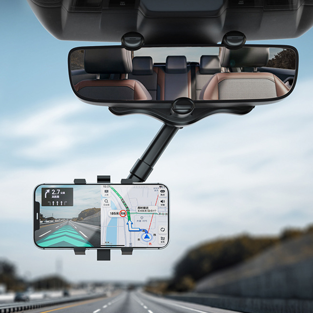 Ein Telefon mit Navigation ist unterhalb des Rückspiegels eines Autos montiert. Der Spiegel reflektiert den Innenraum. Die Straße ist unscharf.