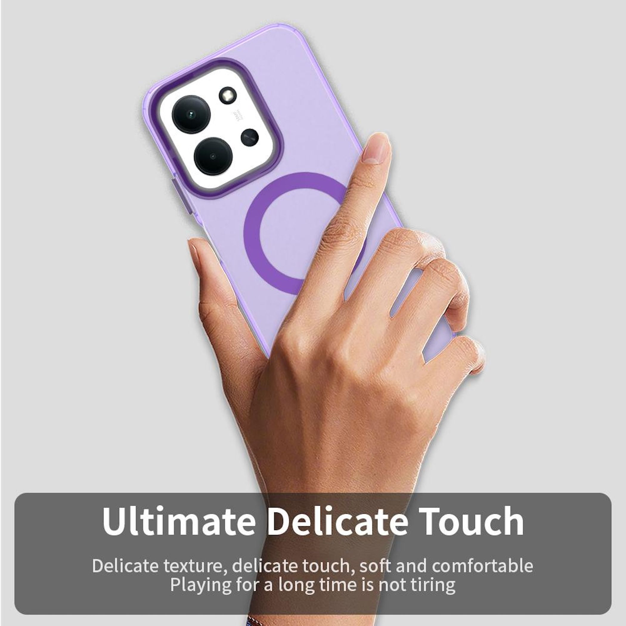Una mano sostiene una funda de teléfono lavanda con un anillo morado. El fondo es gris claro, con texto abajo.