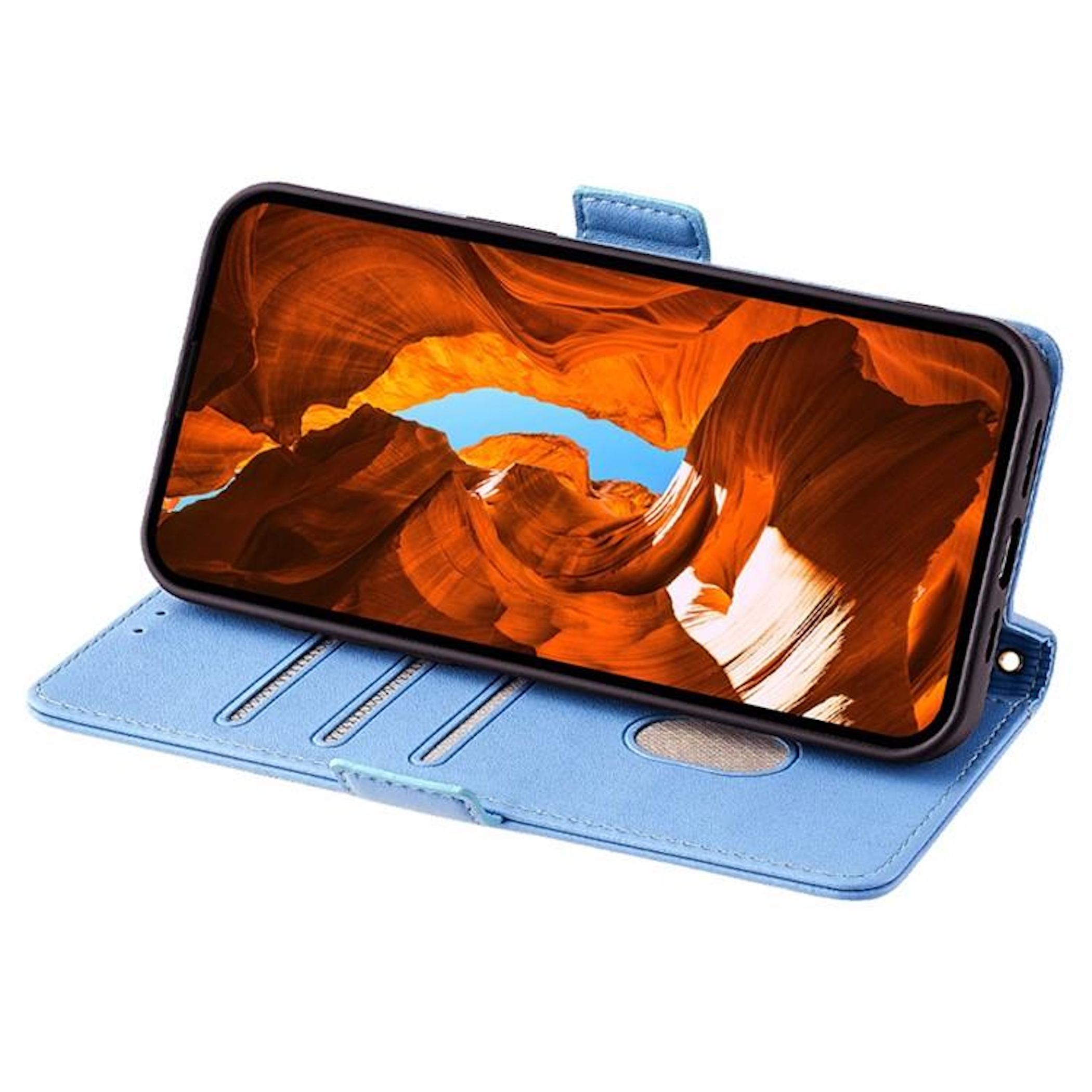 Smartphone in blauem Wallet-Case. Der Bildschirm zeigt einen orangefarbenen Canyon. Die Hülle ist auf weißer Oberfläche geöffnet.