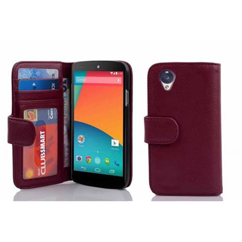 Una funda de teléfono granate con un smartphone dentro y tarjetas en el bolsillo izquierdo. La funda cerrada está a la derecha. Fondo blanco.