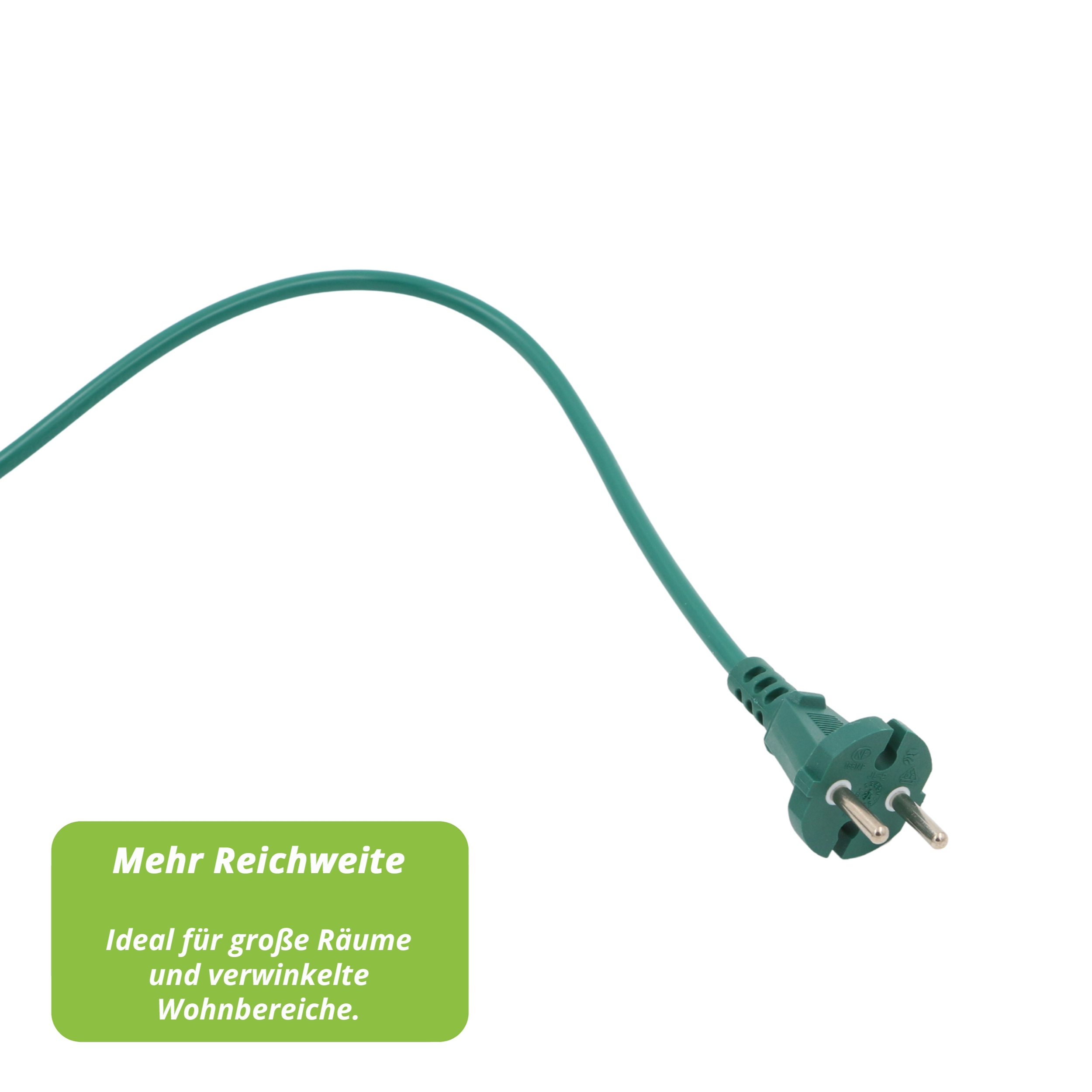 Ein grünes Netzkabel mit Stecker auf weißem Hintergrund. Ein grünes Etikett sagt 'Mehr Reichweite' und 'Ideal für große Räume'.