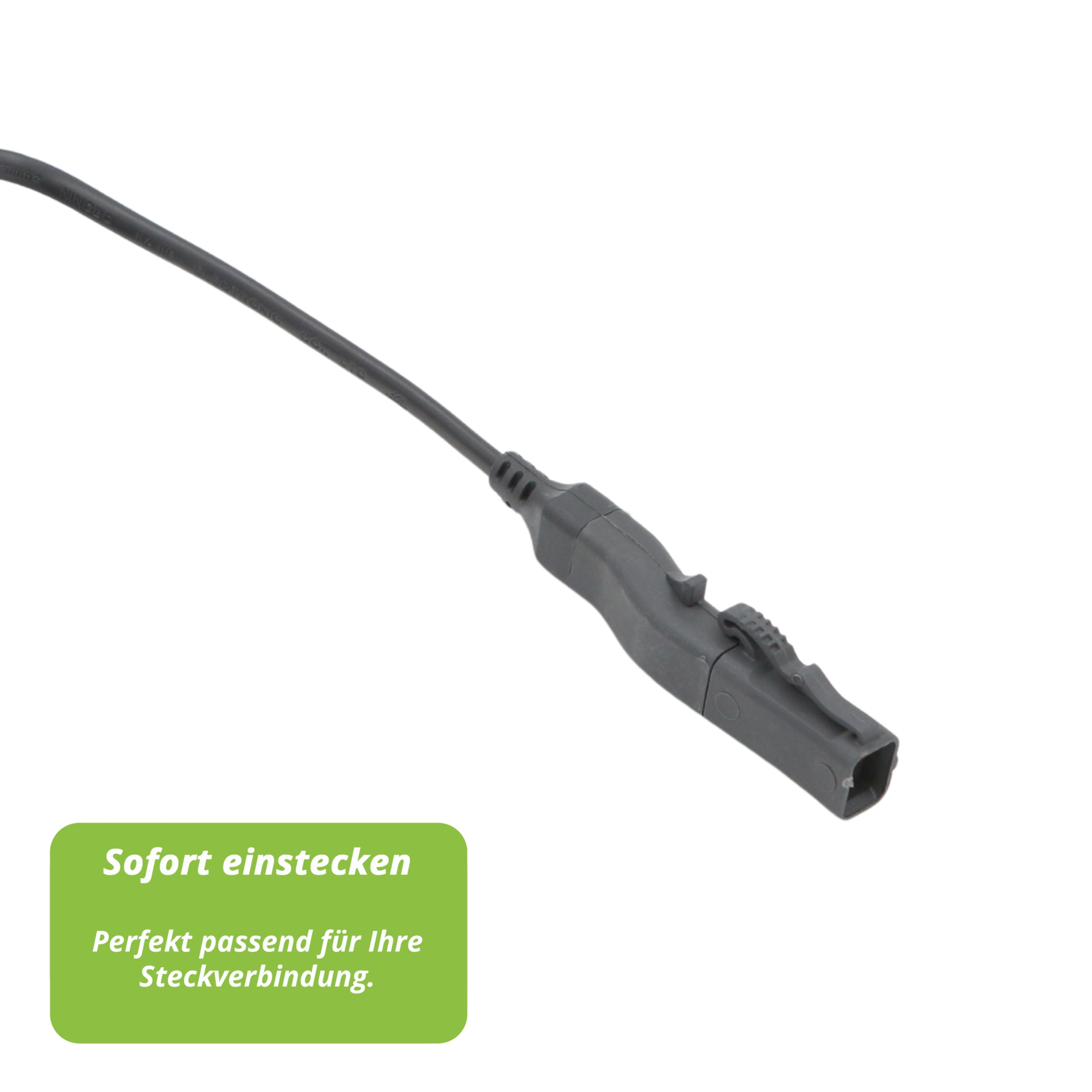 Ein dunkelgrauer elektrischer Stecker mit einem schwarzen Kabel. Eine grüne Box mit weißem Text befindet sich unten links.
