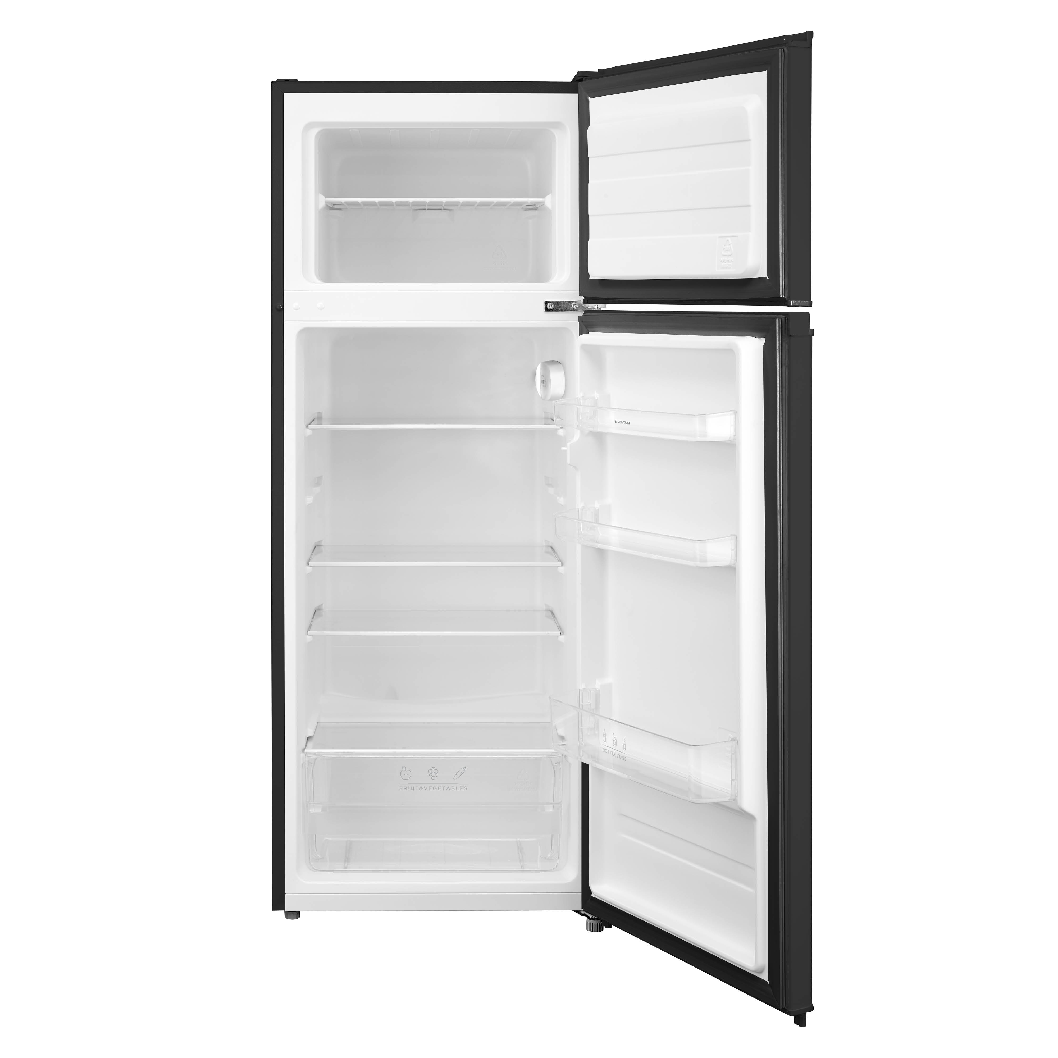 Open zwarte koelkast met wit interieur. Bovenste deur en hoofddeur zijn open, planken en laden zijn zichtbaar.
