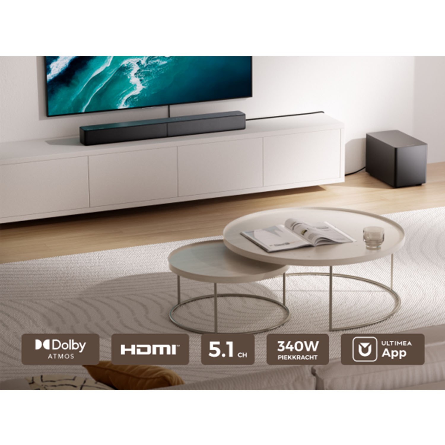 Układ salonu z telewizorem, soundbarem i subwooferem. Stoliki kawowe i sofa na pierwszym planie, z logo na dole.