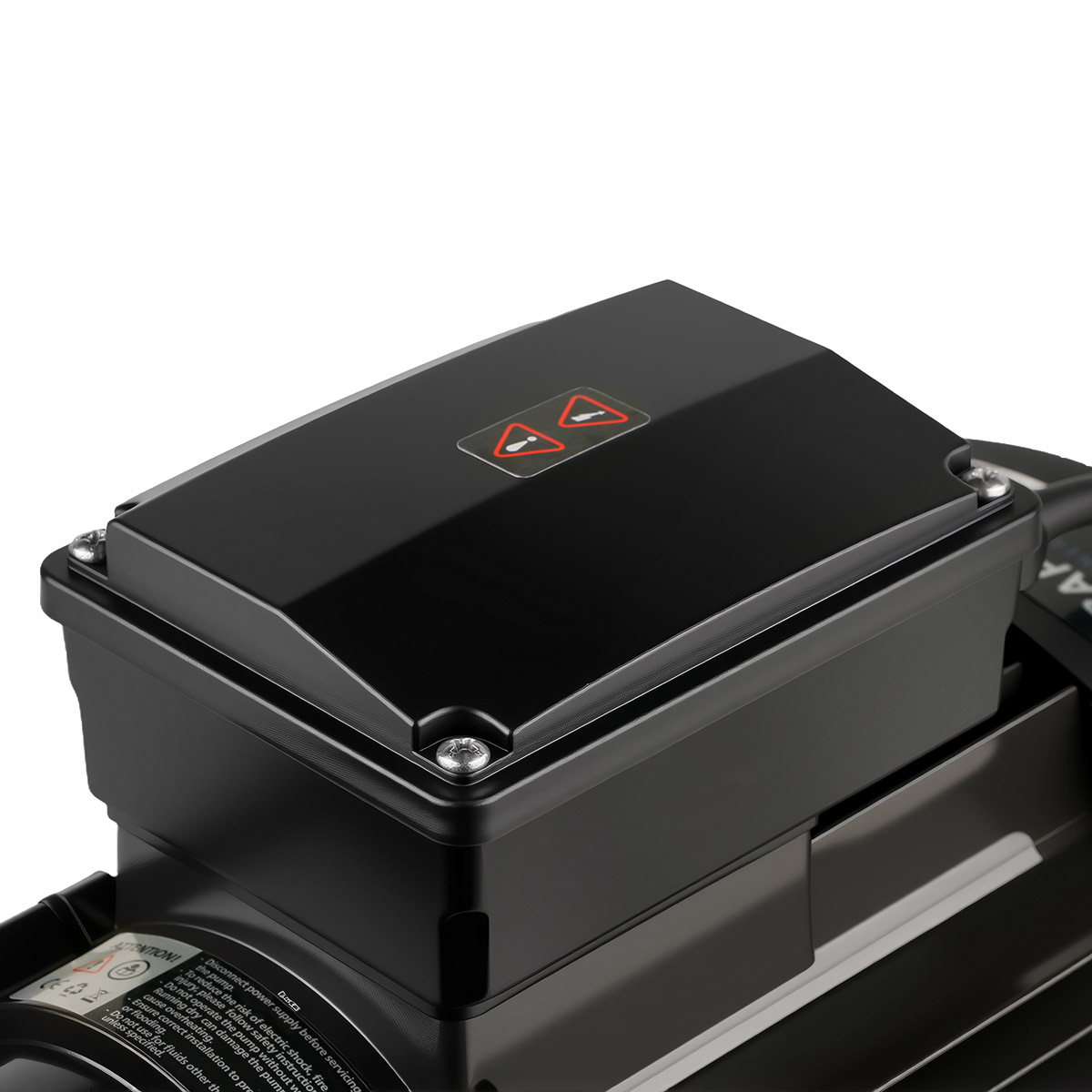 Primer plano de un componente de máquina negro con una etiqueta de advertencia. El componente es rectangular y tiene tornillos. El fondo es blanco.