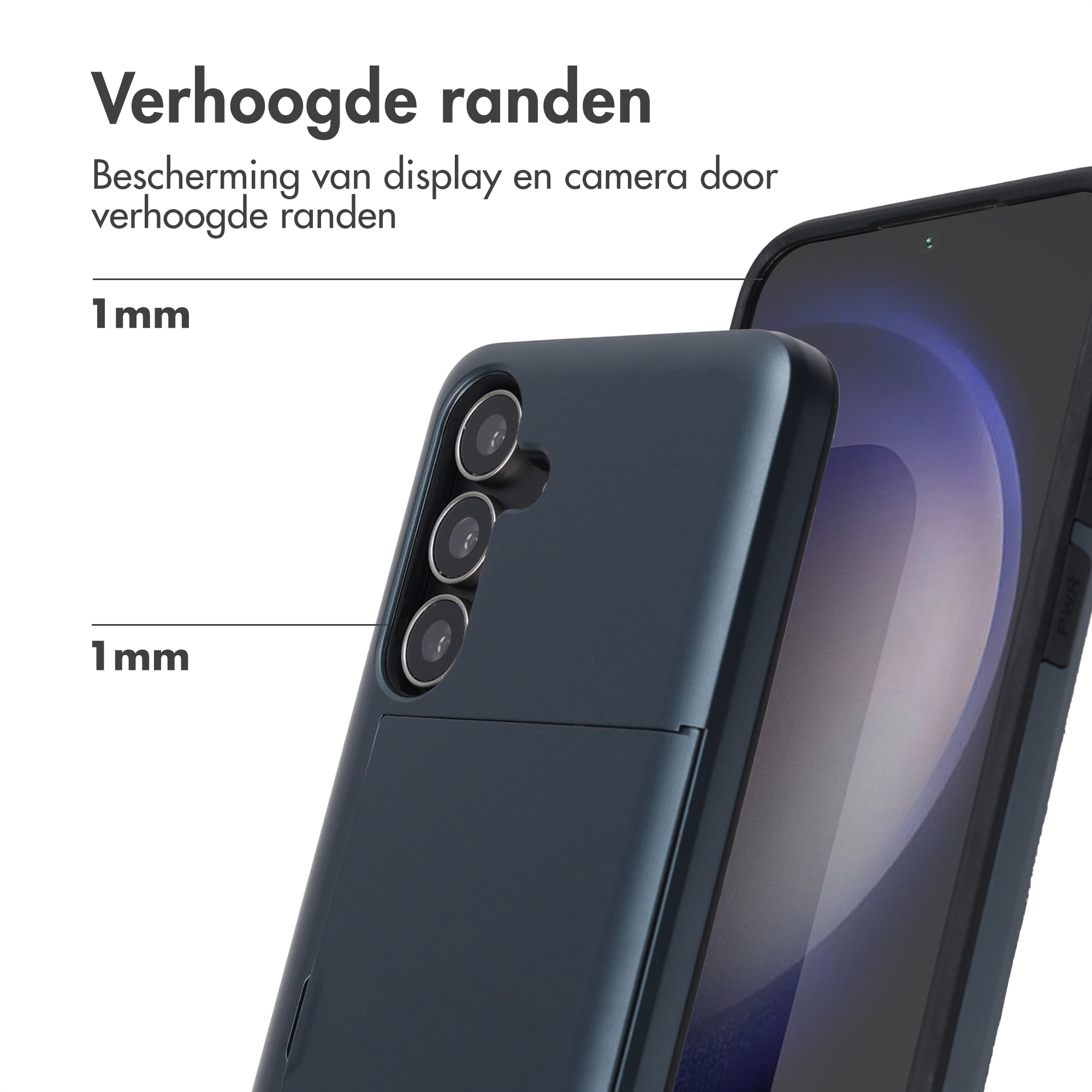 Een telefoonhoesje en een telefoon worden getoond. De hoes is donkerblauw en heeft verhoogde randen.
