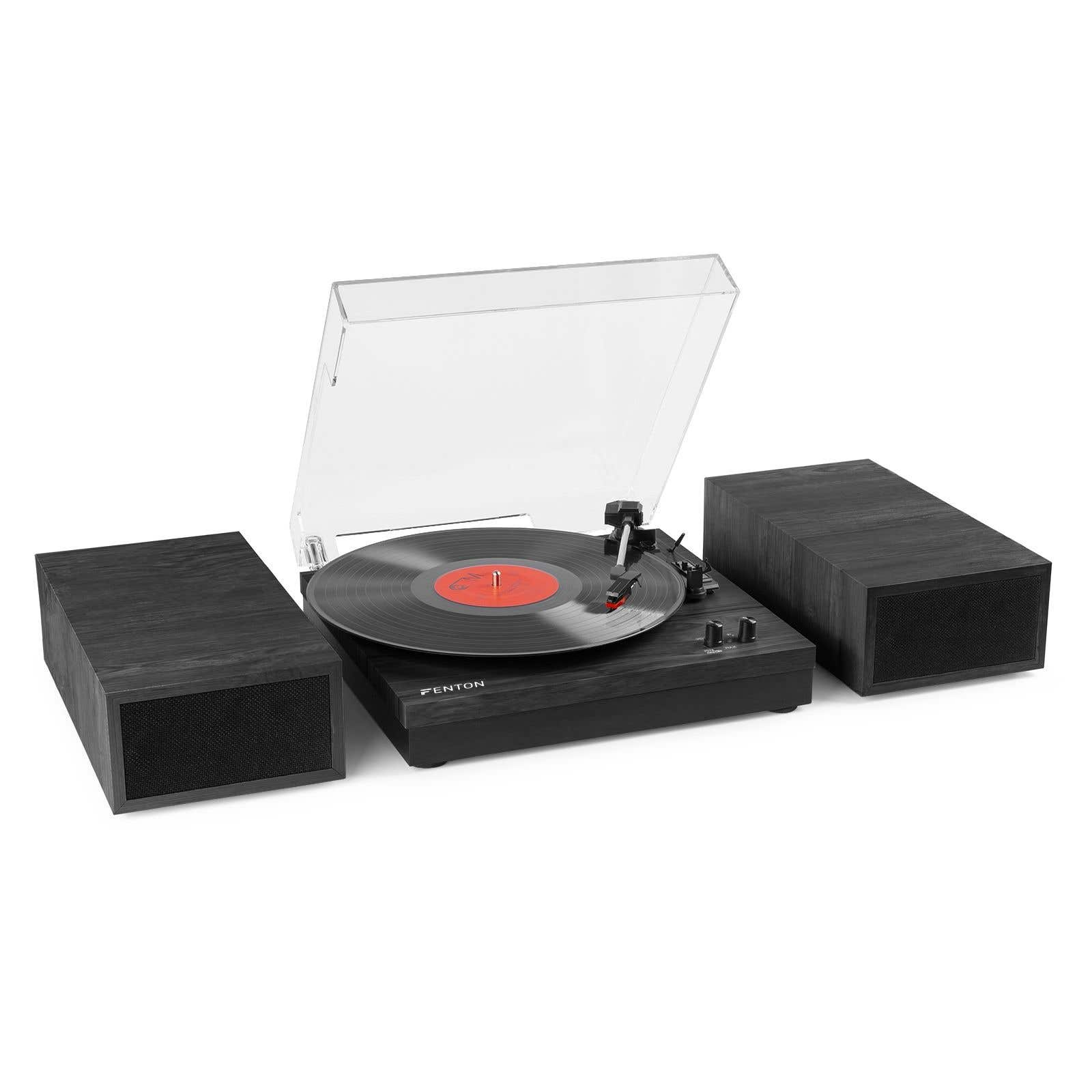 Een platenspeler met een vinylplaat, twee luidsprekers en een transparante hoes. De opstelling staat op een witte achtergrond.