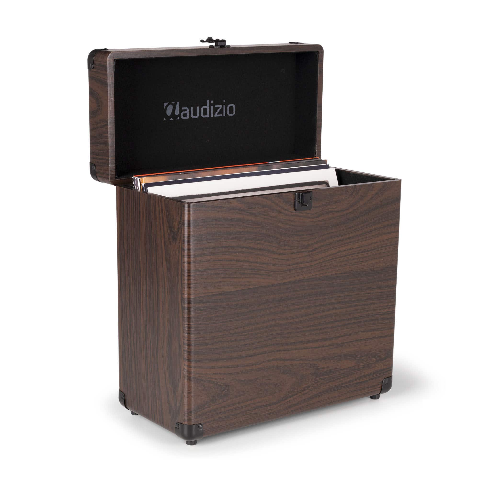 Een bruine houten platenkoffer is open, met vinylplaten erin. De merknaam is zichtbaar.