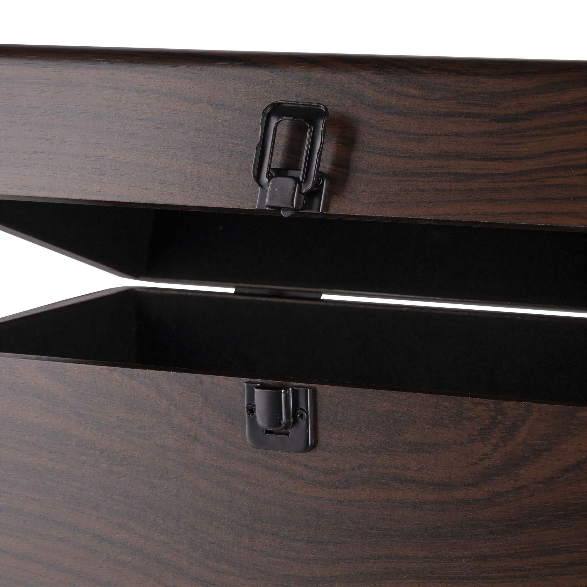 Houten kist met open deksel. Donkerbruine kleur, zichtbare houtnerf. Zwarte scharnieren en grendel.