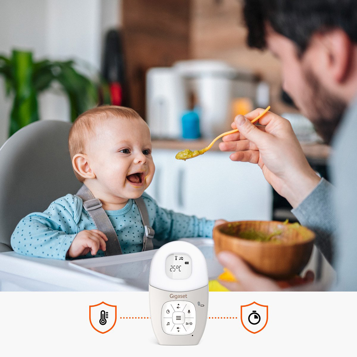 Een baby wordt gevoed door een persoon. Een babyfoon staat eronder. De baby zit in een kinderstoel. Een lepel met eten hangt in de lucht.