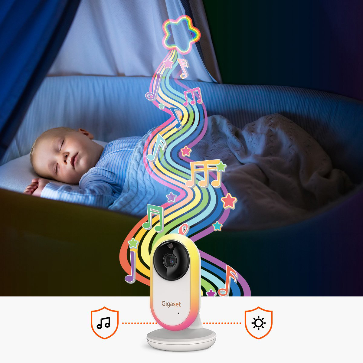 Un bambino dorme in una culla. Una telecamera con note musicali e stelle è di fronte. La scena è colorata con una luce notturna rilassante.