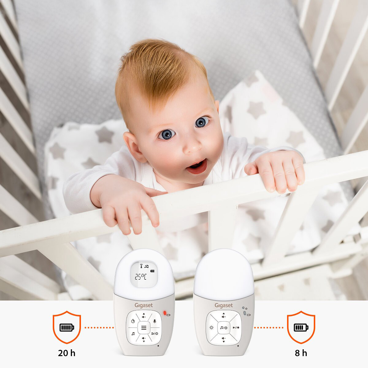 Een baby in een wieg kijkt omhoog. Twee Gigaset babyfoons eronder, die de batterijduur laten zien. Eén geeft 20u aan, de ander 8u.