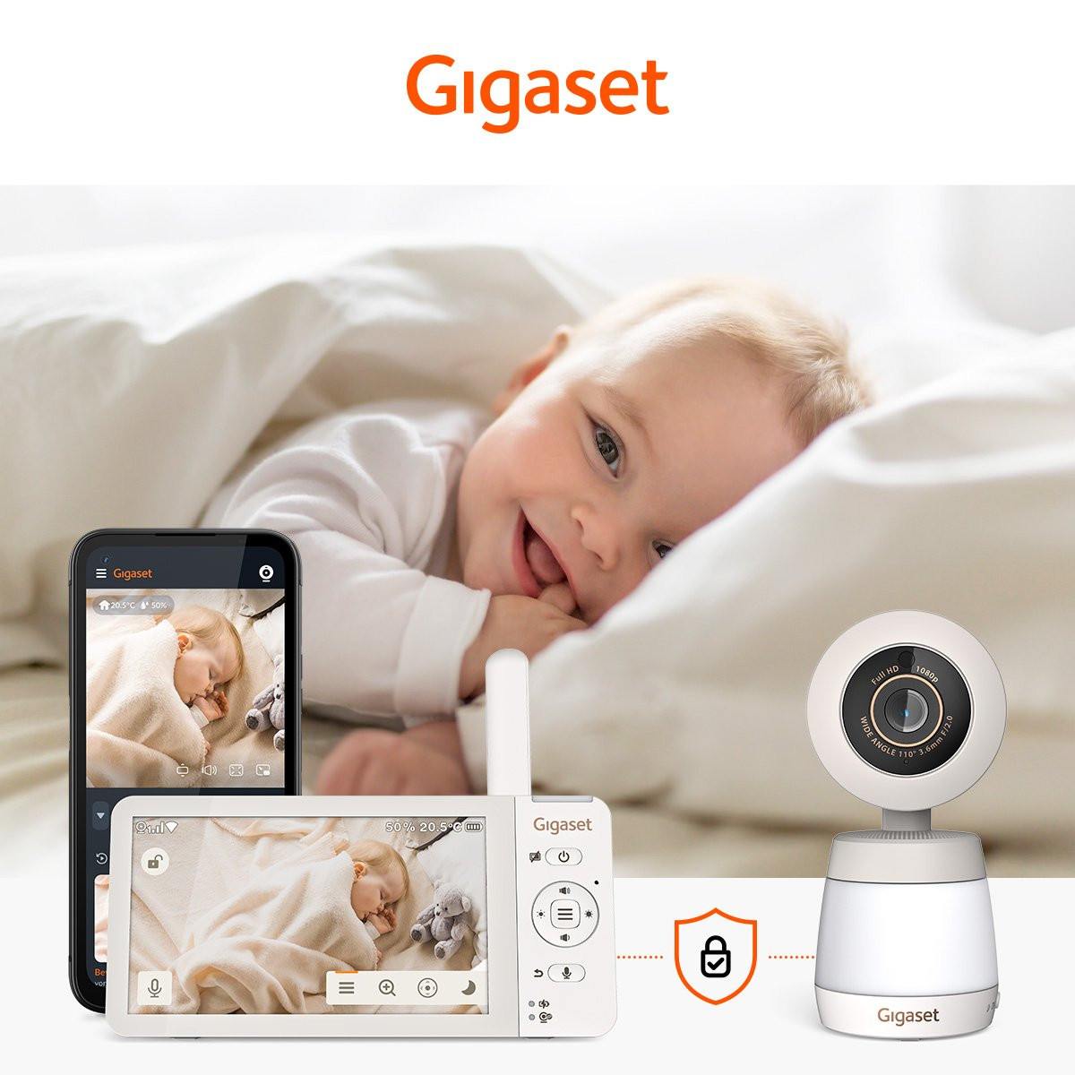 Un bambino sorridente giace sotto una coperta bianca. Un baby monitor e uno smartphone mostrano un bambino che dorme. È presente anche una telecamera Gigaset.
