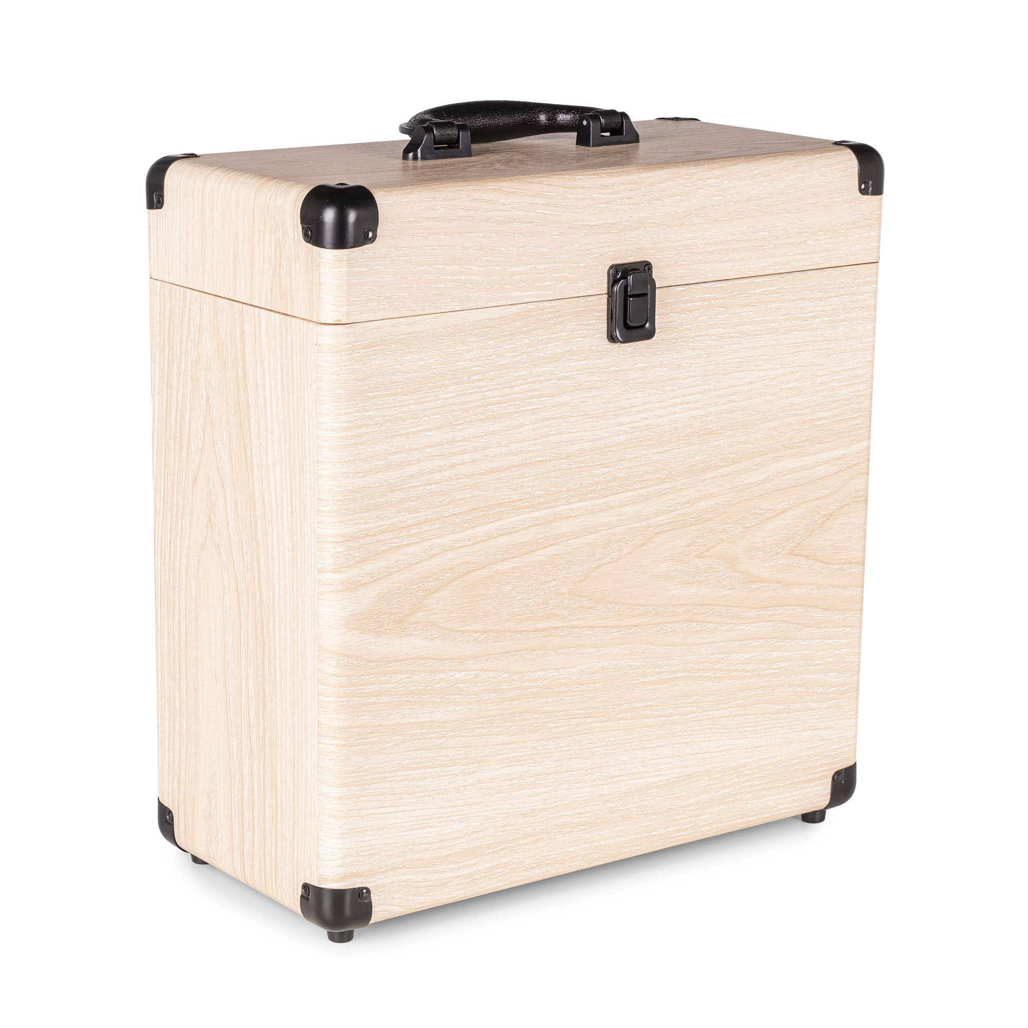 Een licht houten kist met zwarte handgreep, hoeken en sluiting op een witte achtergrond.
