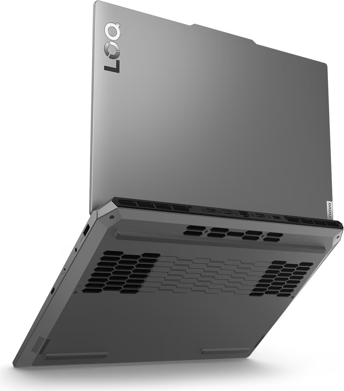Gri bir Lenovo dizüstü bilgisayar açılı, arka ve alt kısmı gösteriyor. Ekran açık ve Lenovo logosu görünür.