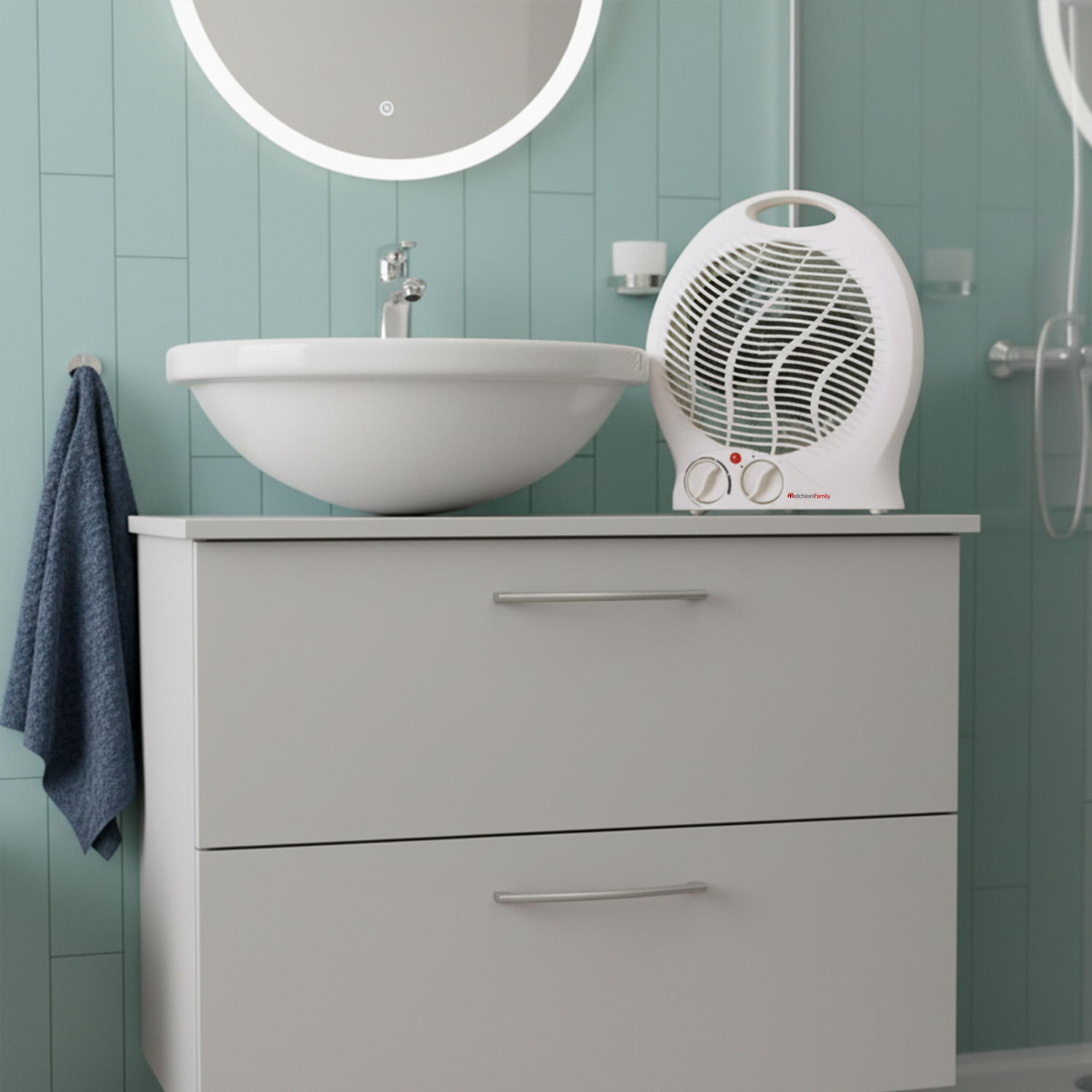 Scena w łazience. Biała umywalka, lustro i szafka. Biały grzejnik na blacie. Wisi niebieski ręcznik.