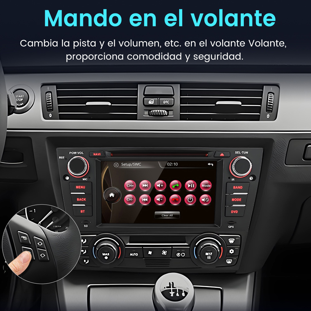 Panel del automóvil que muestra una pantalla multimedia, botones y controles del volante. Una mano presiona un botón en el volante.